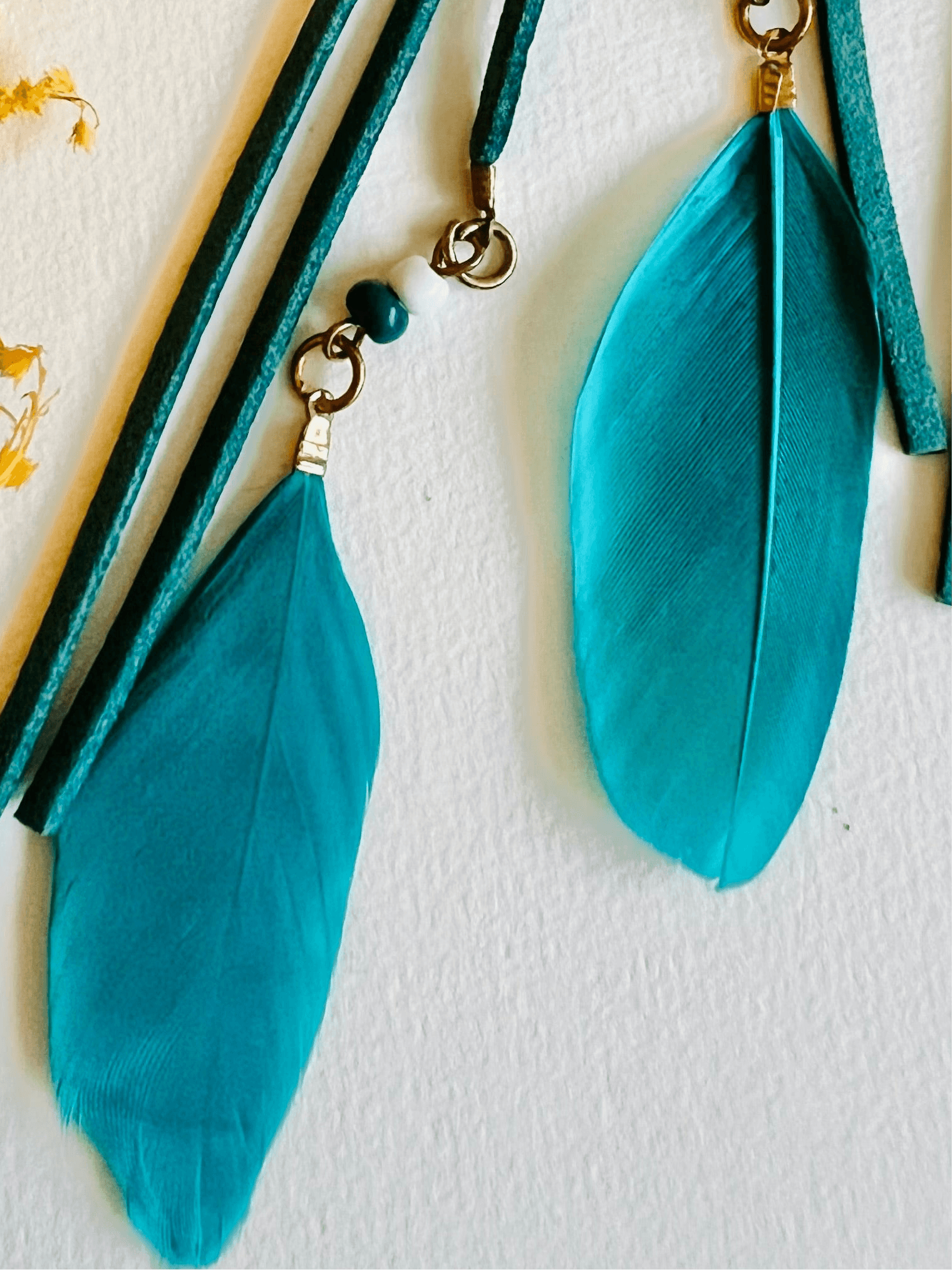 Boucles d’oreilles longues DEVA plumes bleu canard - Créations Uniques