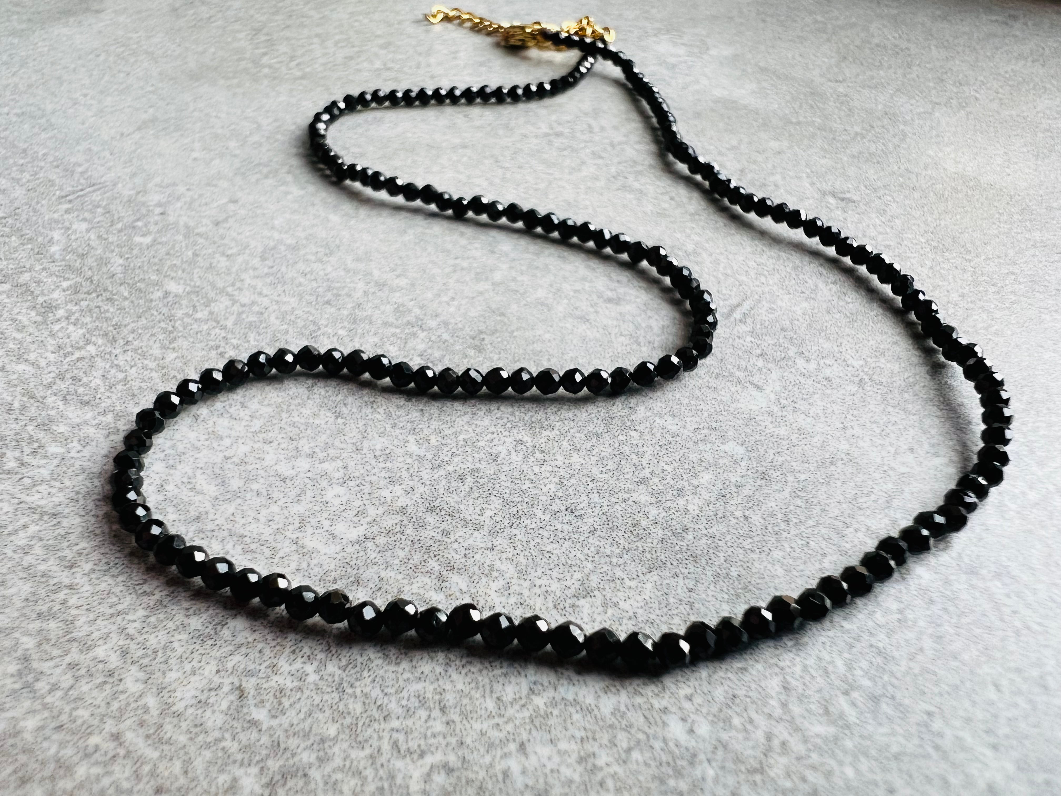 Collier OLLIE perles noires, ras de cou - Créations Uniques