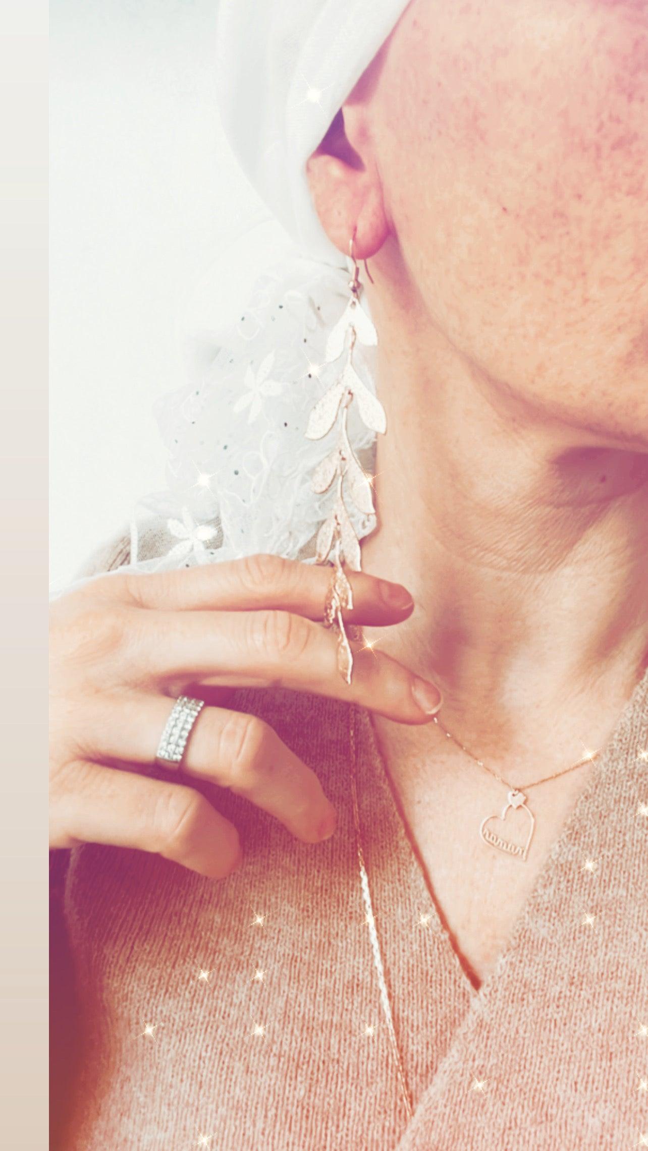 Boucles d’oreilles CAROLE longues et légères feuillage doré - Créations Uniques