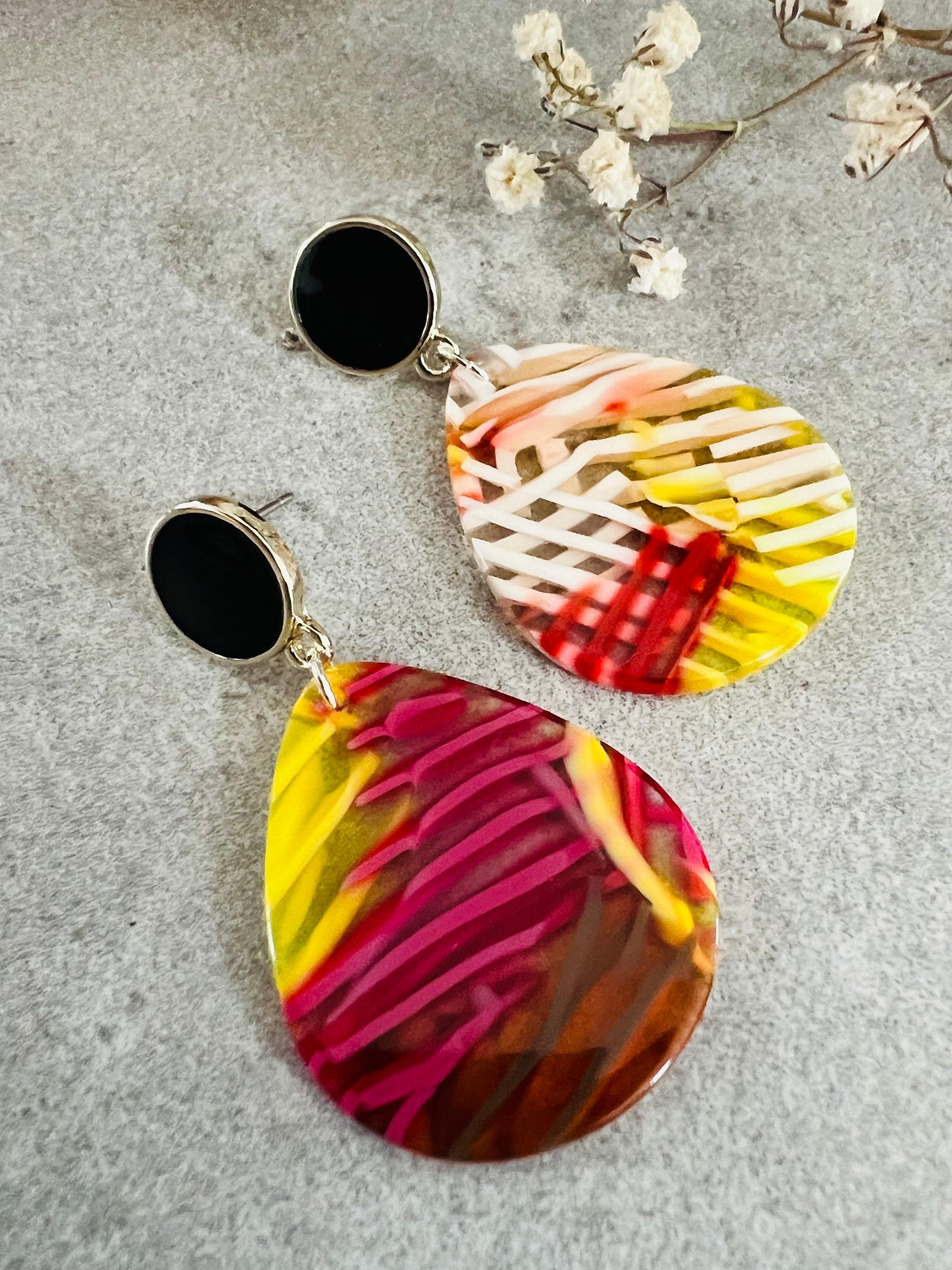 Boucles d’oreilles AUGUSTINE gouttes résine rouge et jaune - Créations Uniques - Créations Uniques