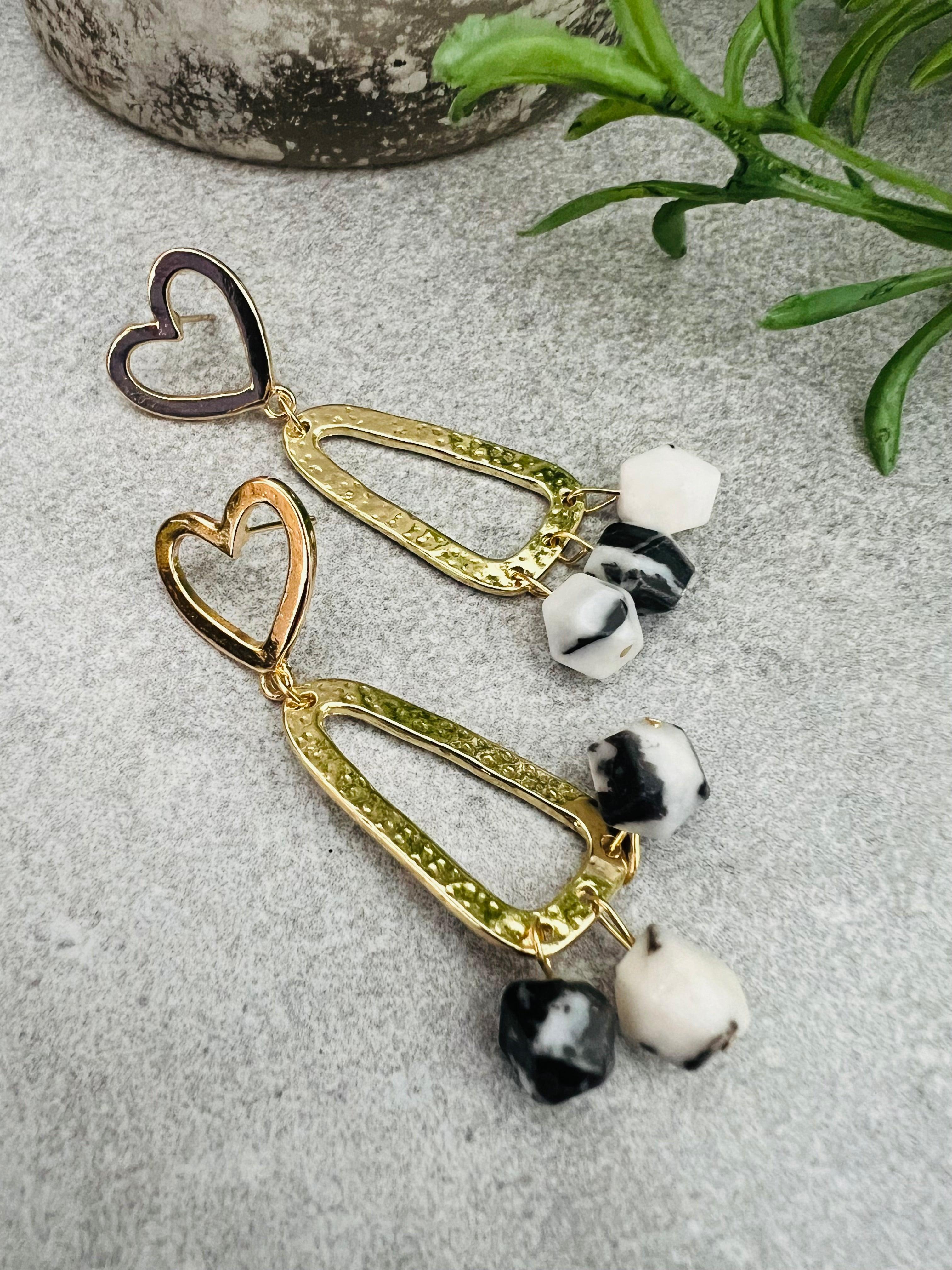 Boucles d’oreilles PATRICIA perles howlite et clous cœurs dorés - Créations Uniques - Créations Uniques