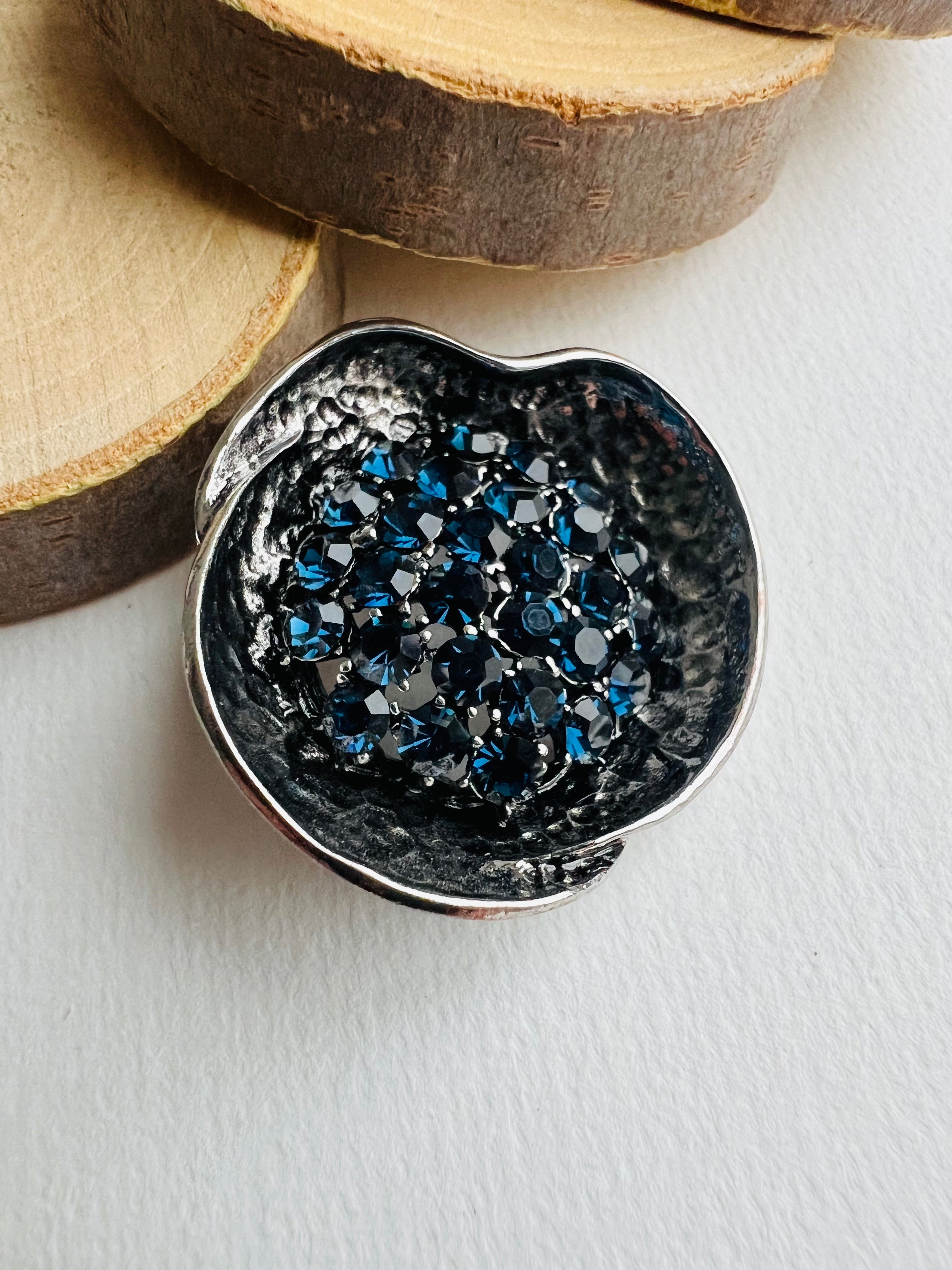 Broche BETTINA style classique strass bleu marine - Créations Uniques