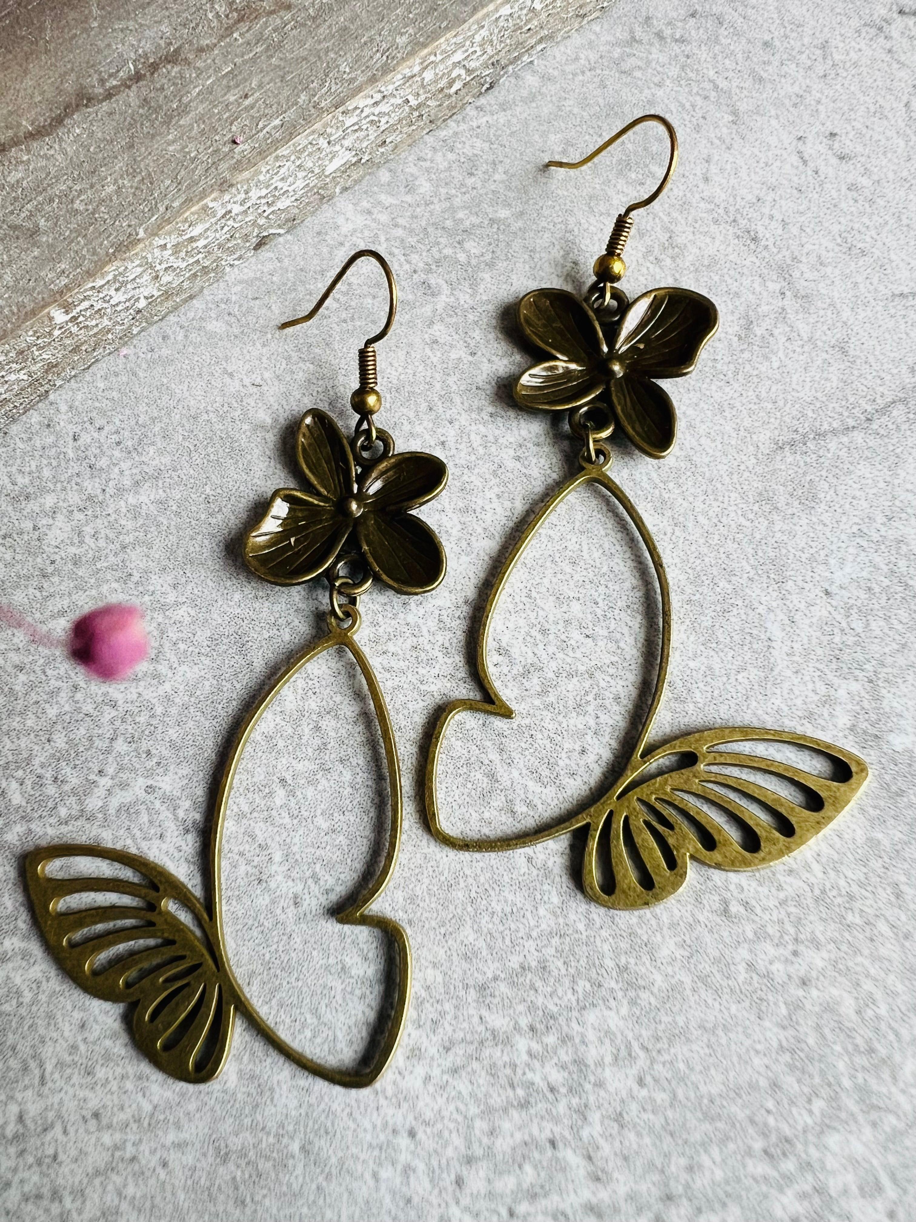 Boucles d’oreilles SUZETTE papillons et fleurs marrons, modèle asymétrique - Créations Uniques - Créations Uniques