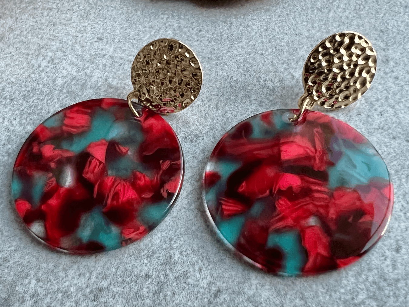 Boucles d’oreilles PAULA résine rouge, bleue et clous dorés - Créations Uniques - Créations Uniques