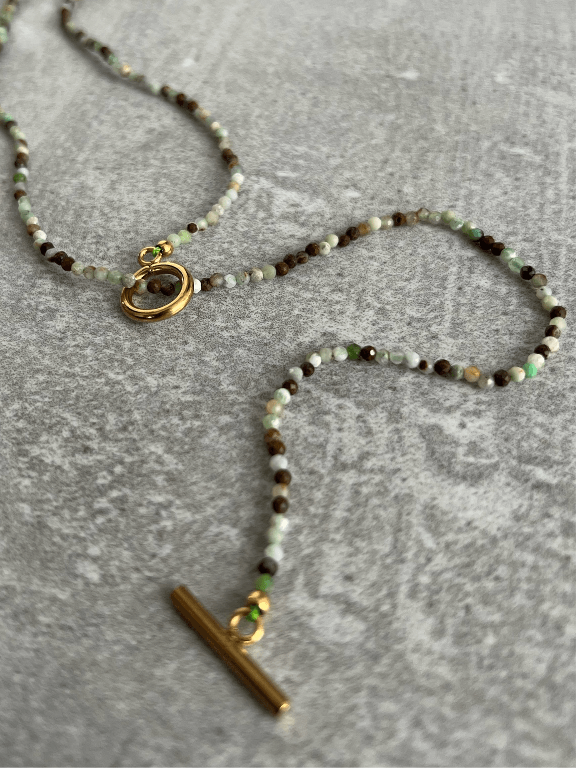 Collier LA DIGUE fines perles grises, vert pastel et marron. - Créations Uniques