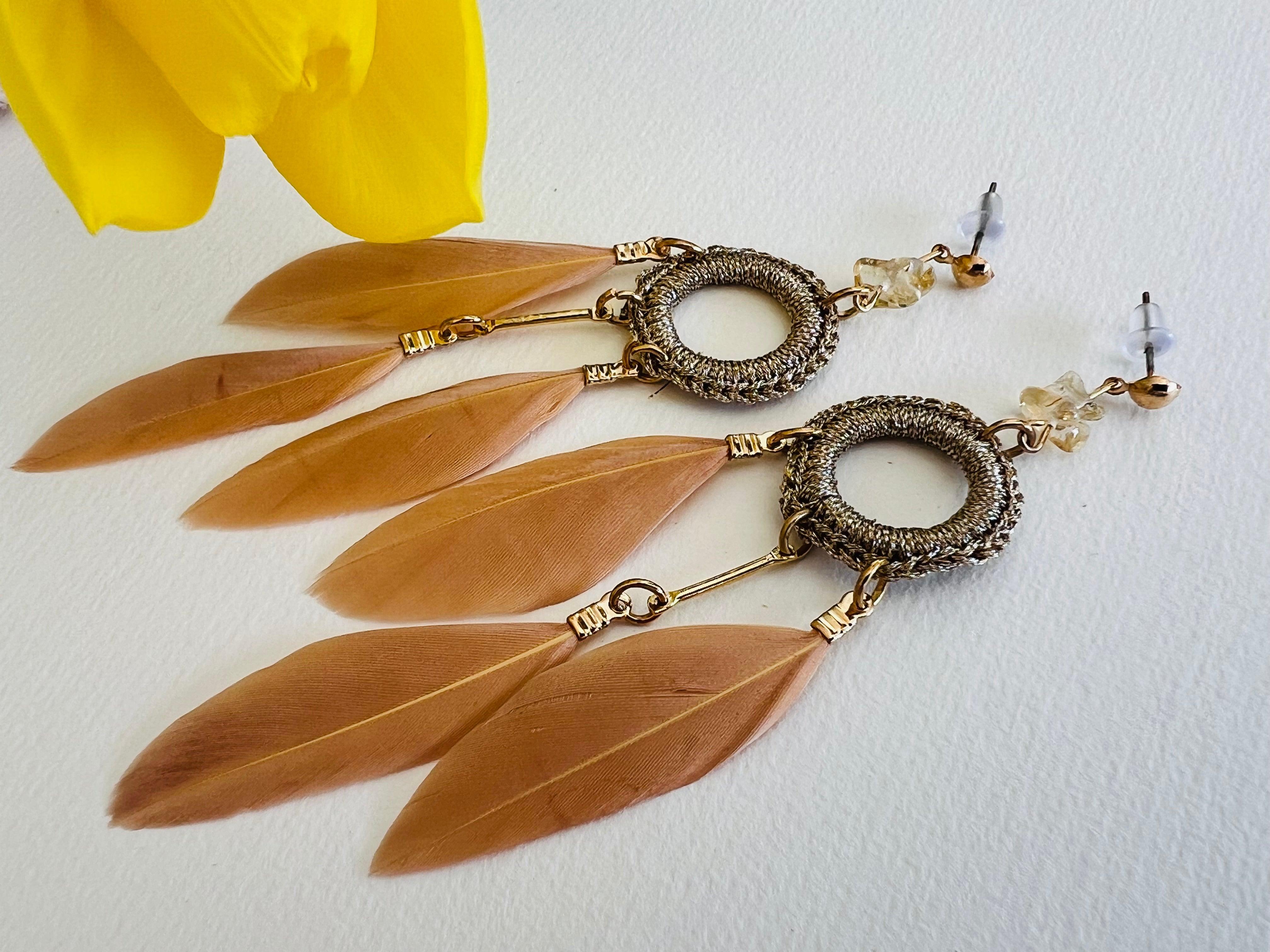 Boucles d’oreilles LIZA longues plumes marrons - Créations Uniques