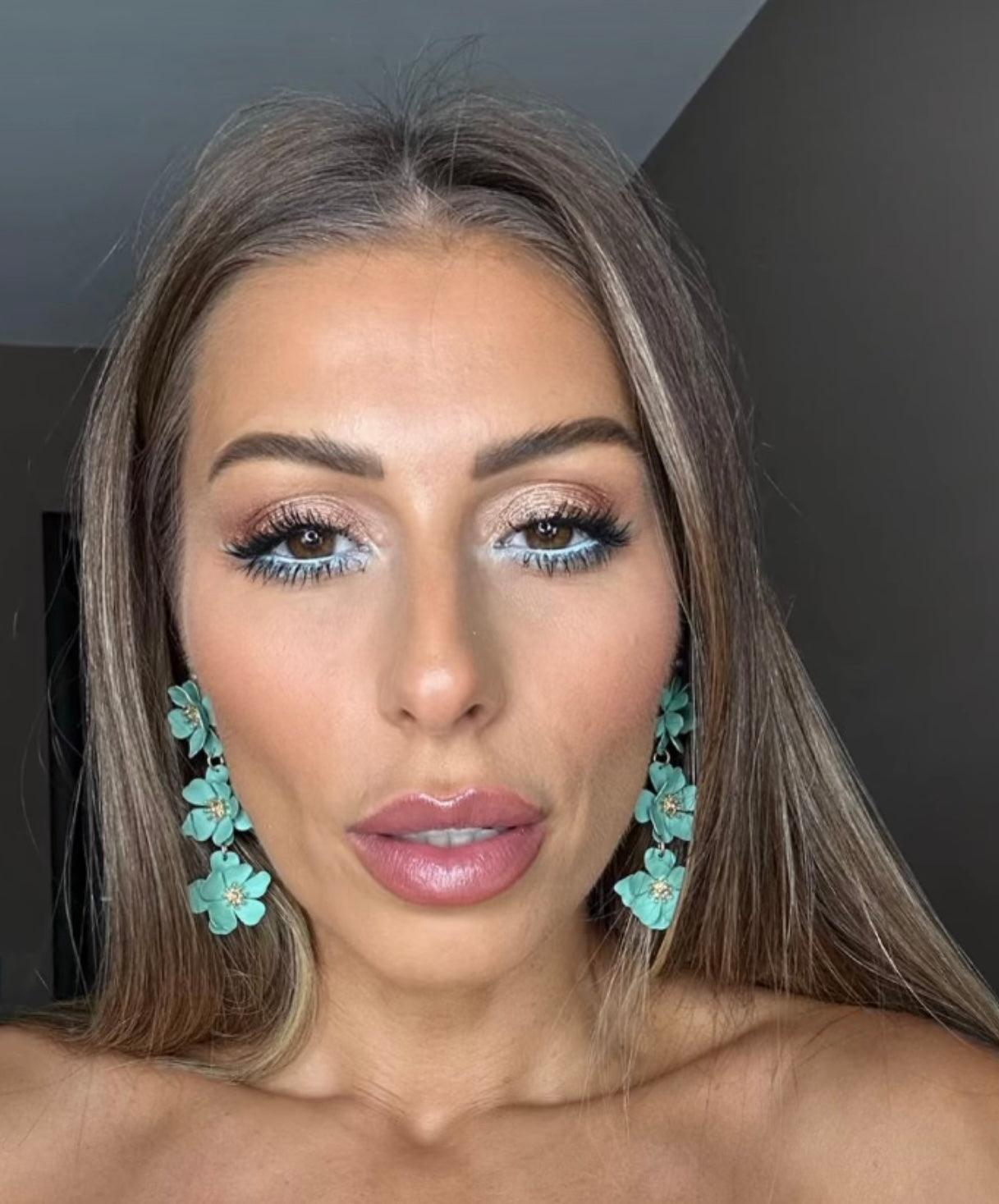 Boucles d’oreilles pendantes AXELLE - 3 fleurs métal vertes - Créations Uniques