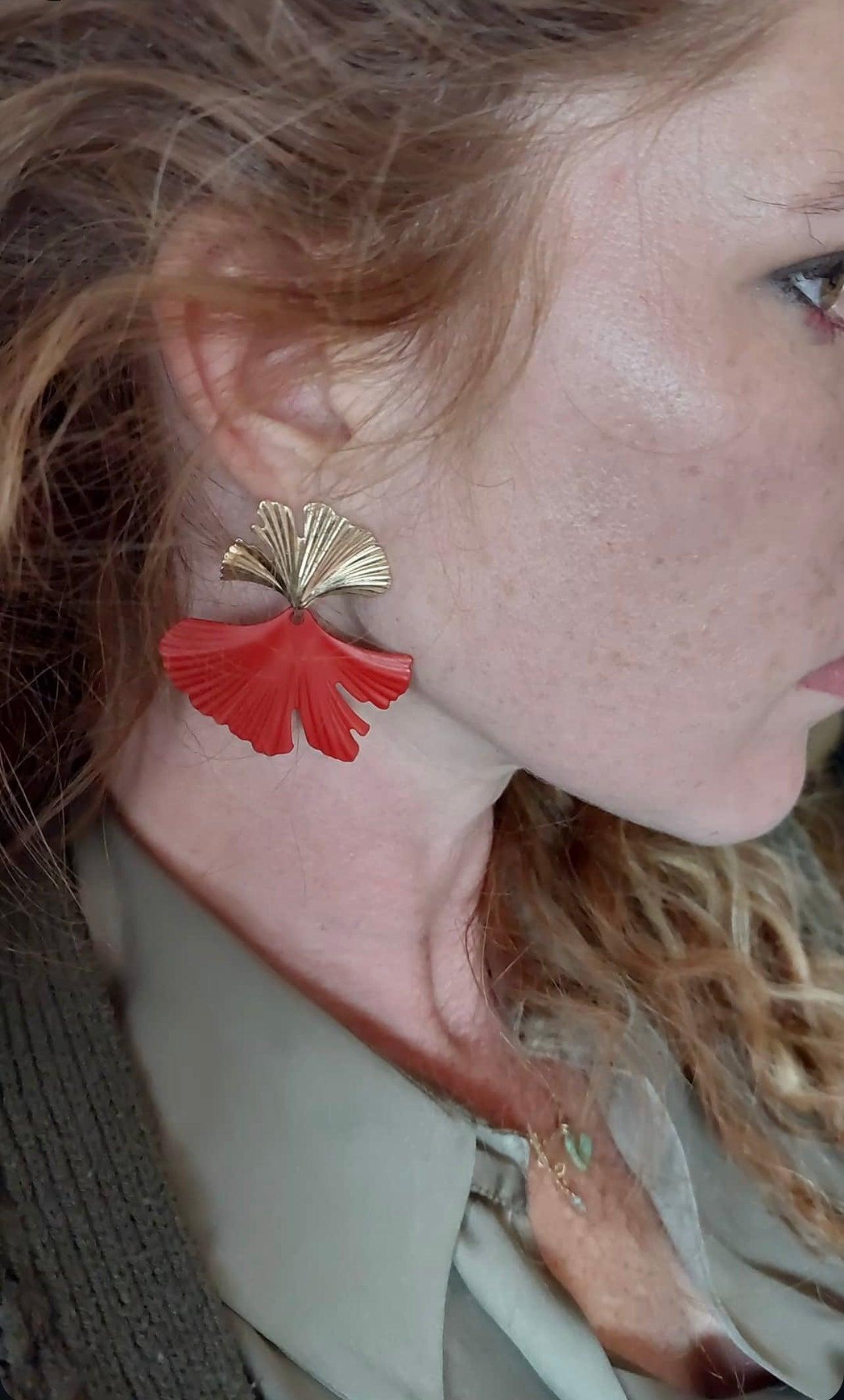 Boucles d’oreilles LALI feuilles Ginkgo rouges et dorées - Créations Uniques