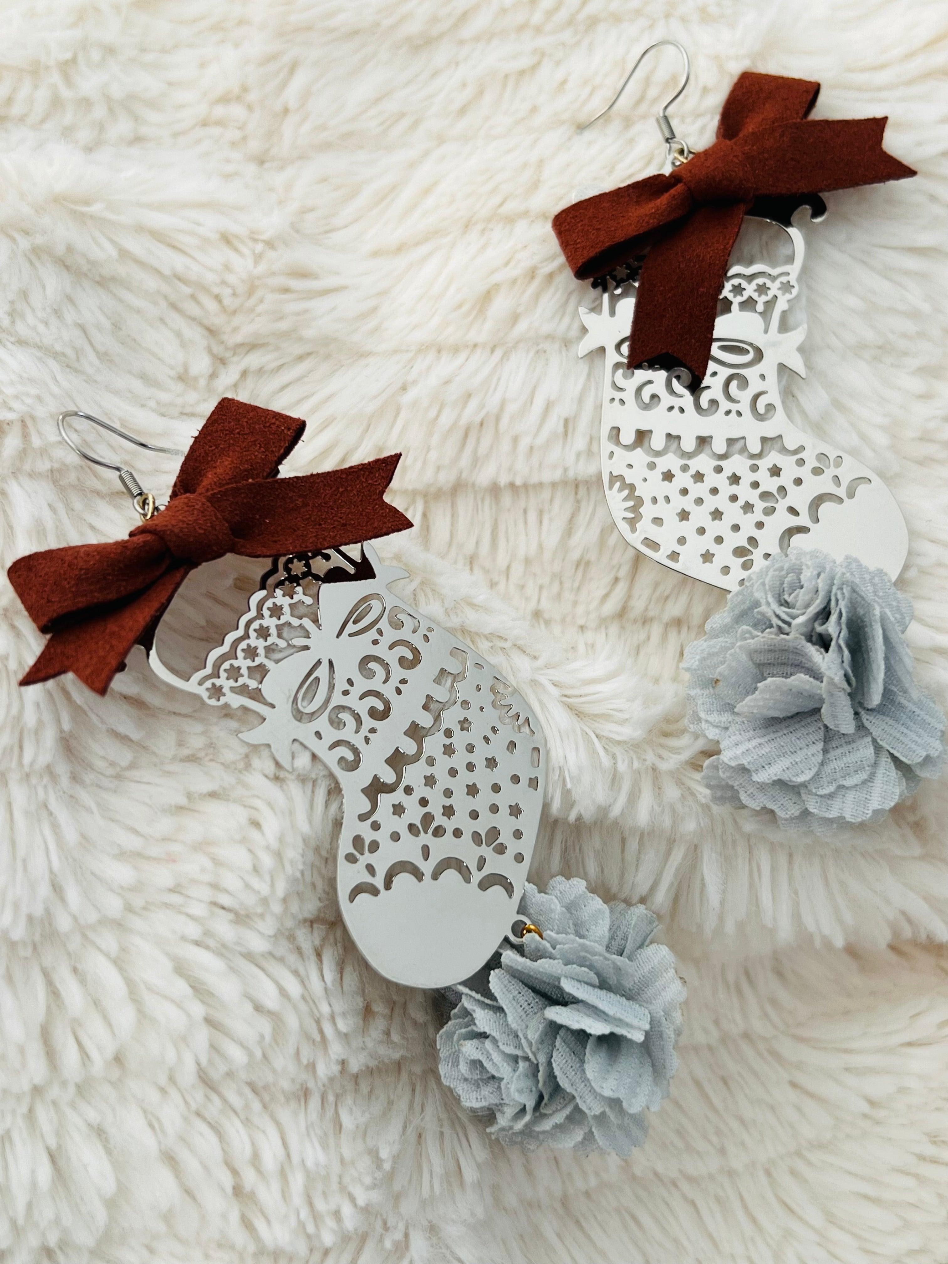 Boucles d’oreilles ROSA-MARIA chaussettes de Noël et pompons gris - Créations Uniques - Créations Uniques