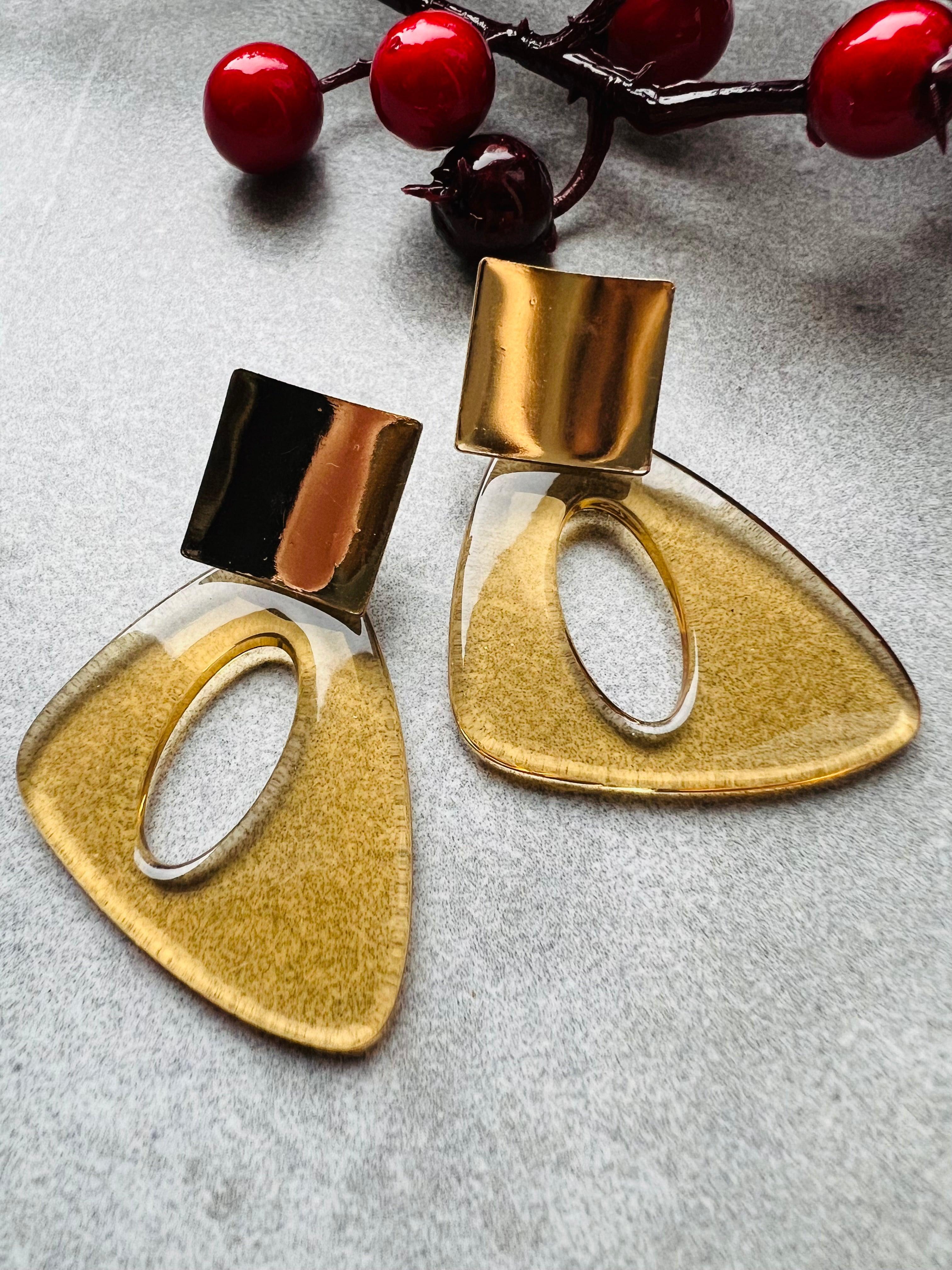 Boucles d’oreilles TALI triangles résine caramel - Créations Uniques - Créations Uniques