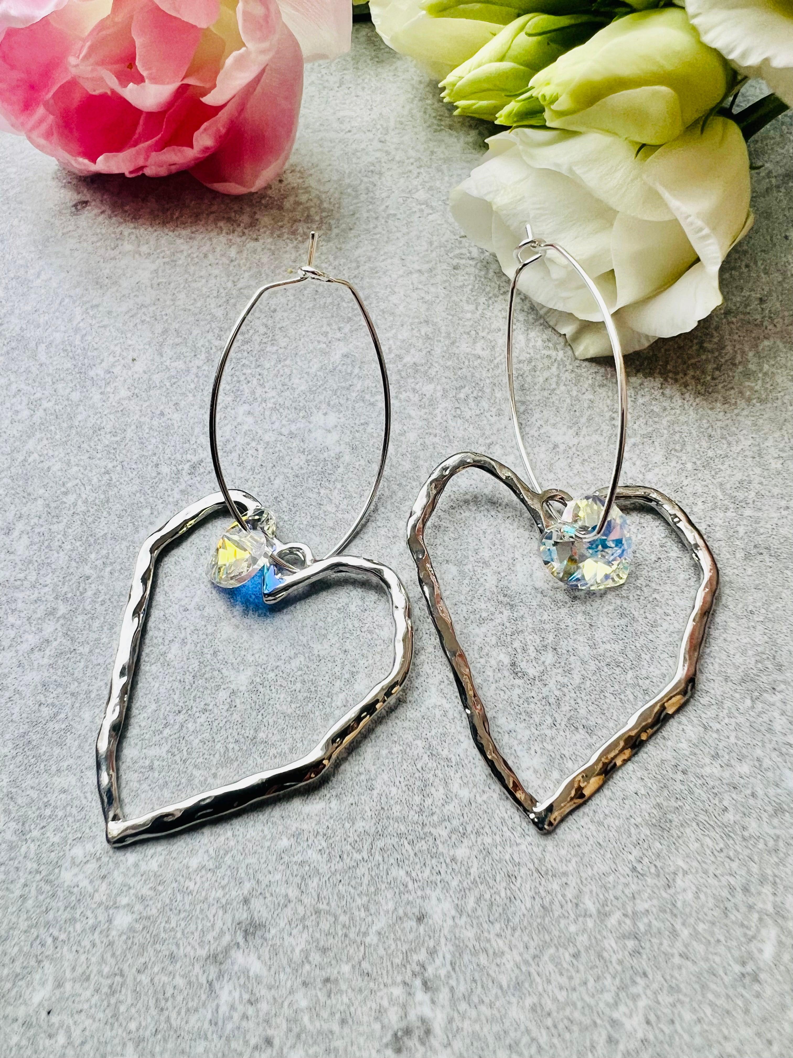 Boucles d’oreilles CASSANDRA cœurs argentés cristal - Créations Uniques - Créations Uniques