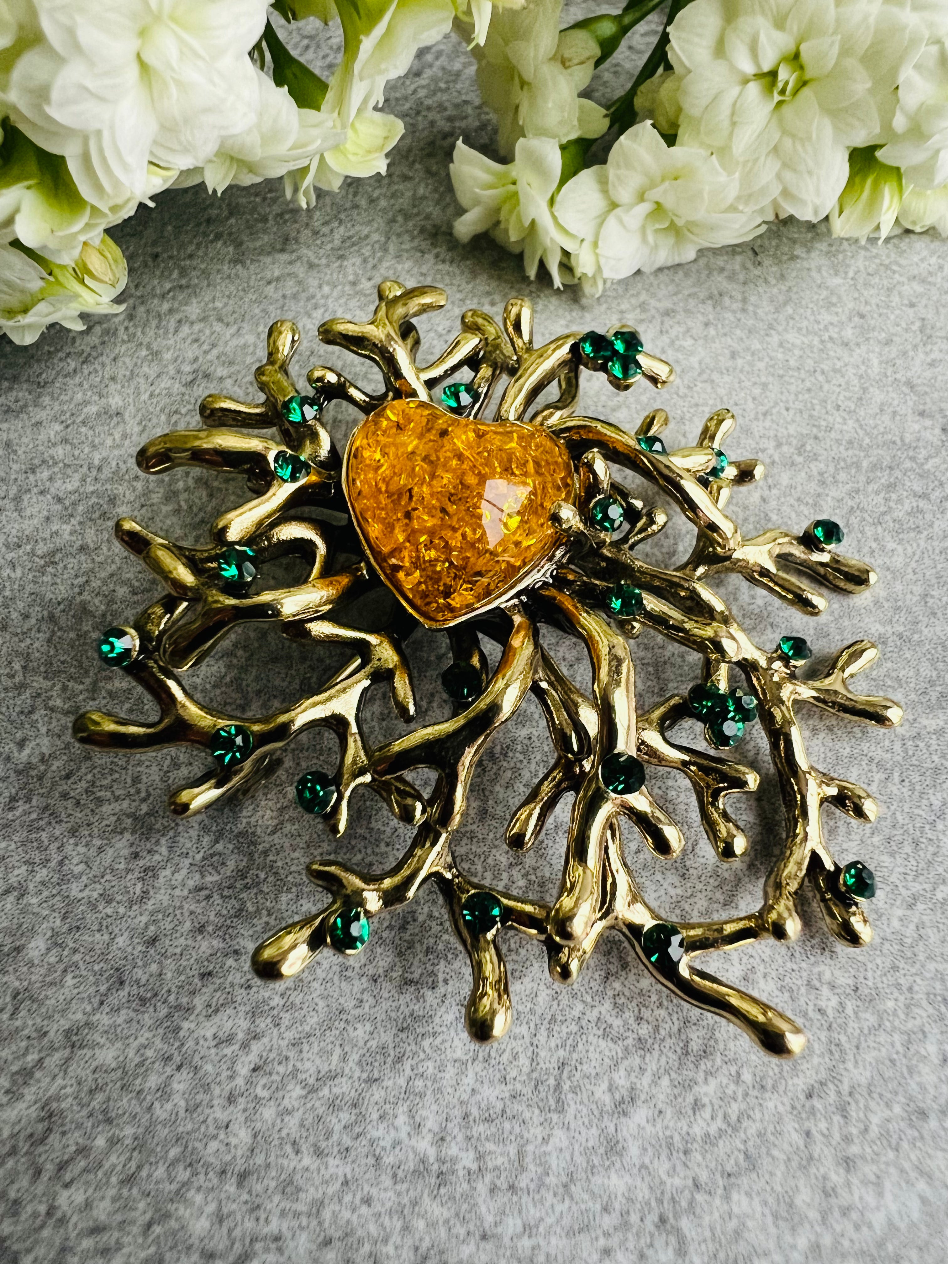 Broche NOEMI feuillage doré féerique strass émeraude et ambre - Créations Uniques