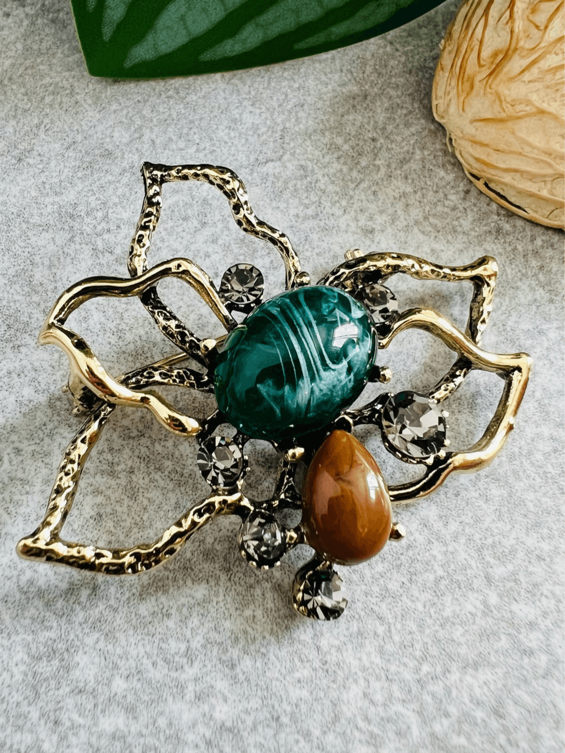 Broche OLYMPE style rétro feuilles et cabochon - Créations Uniques