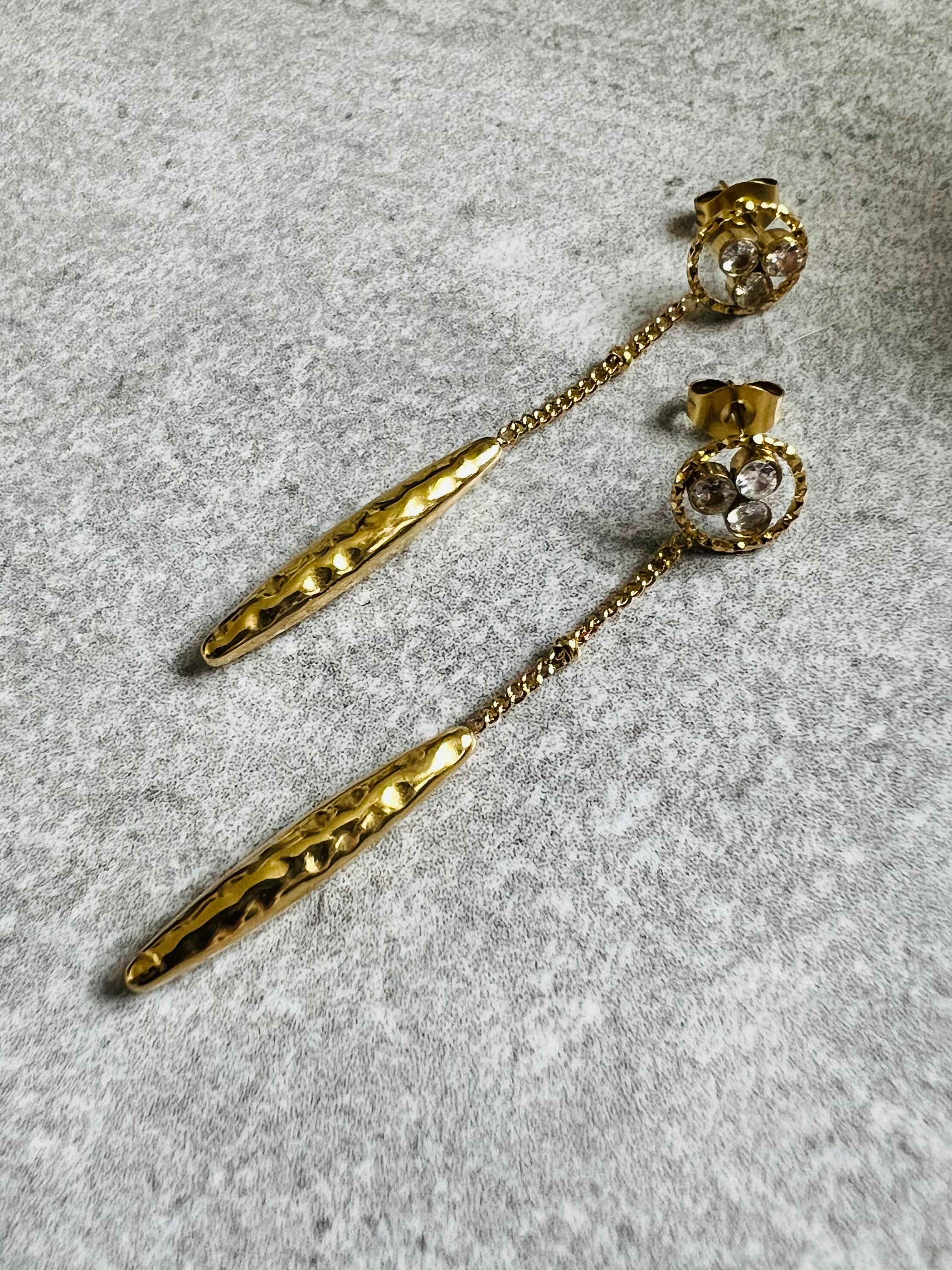 Boucles d’oreilles dorées INAYA fines et légères , clous brillants - Créations Uniques