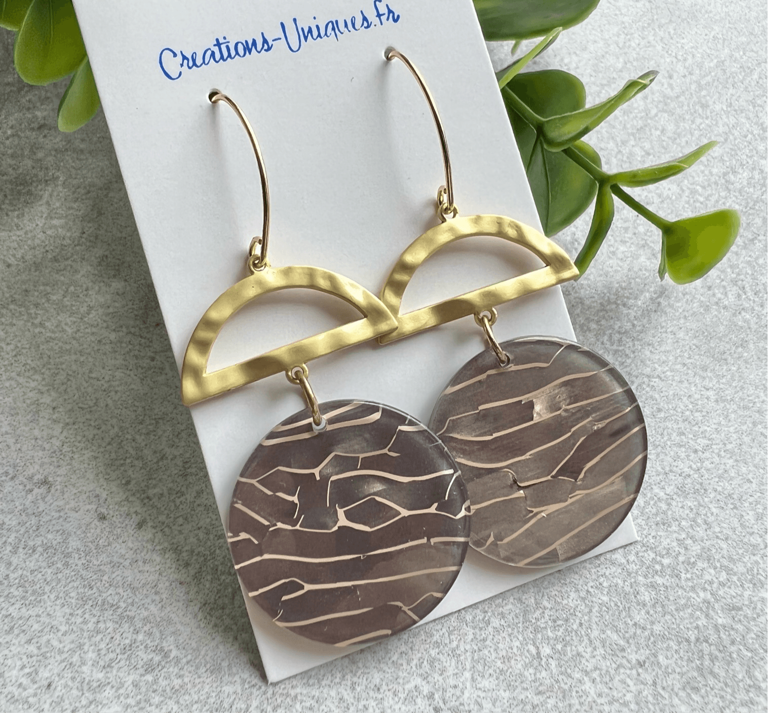 Boucles d’oreilles PEGGY résine taupe effet - Créations Uniques - Créations Uniques