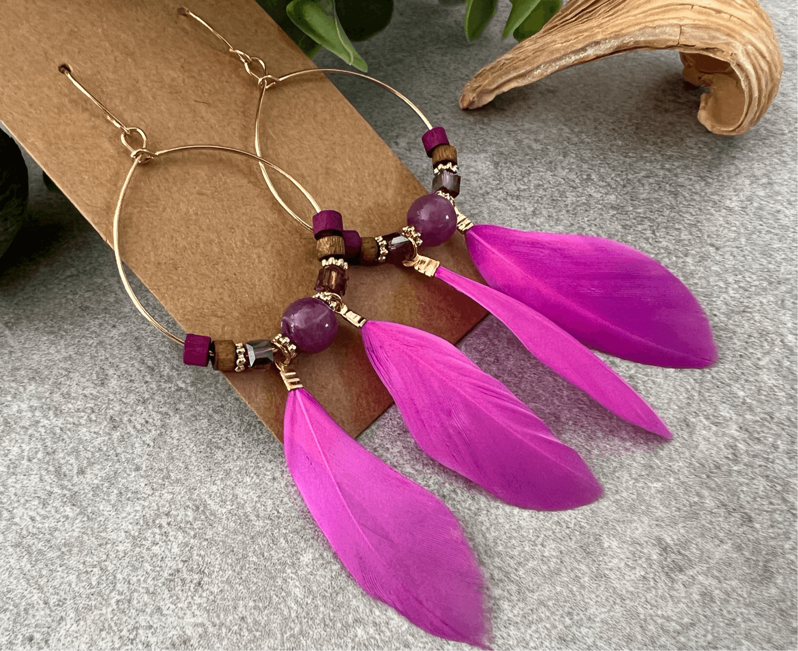 Boucles d’oreilles CAILEE perles prune et plumes roses - Créations Uniques - Créations Uniques