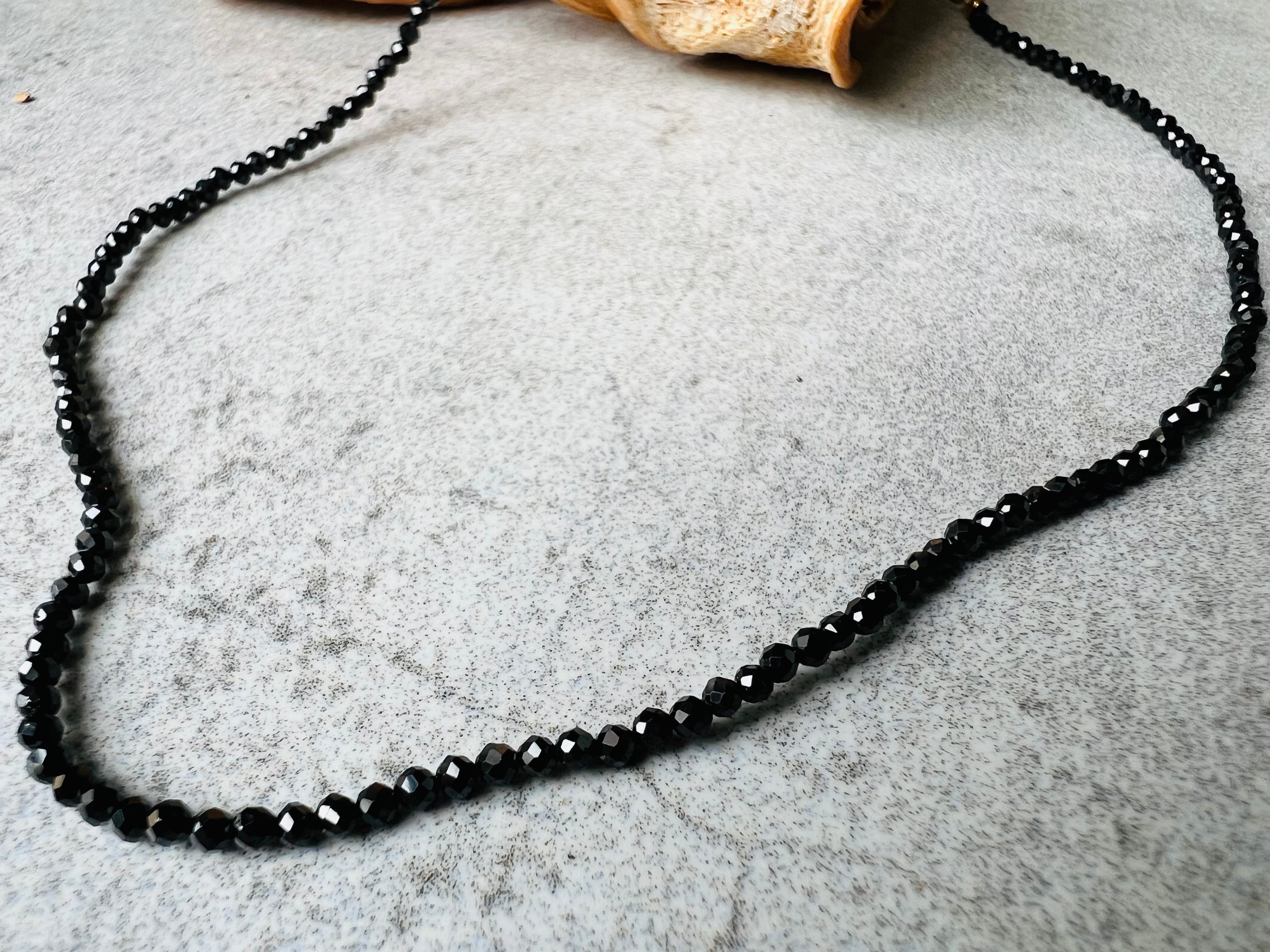 Collier OLLIE perles noires, ras de cou - Créations Uniques