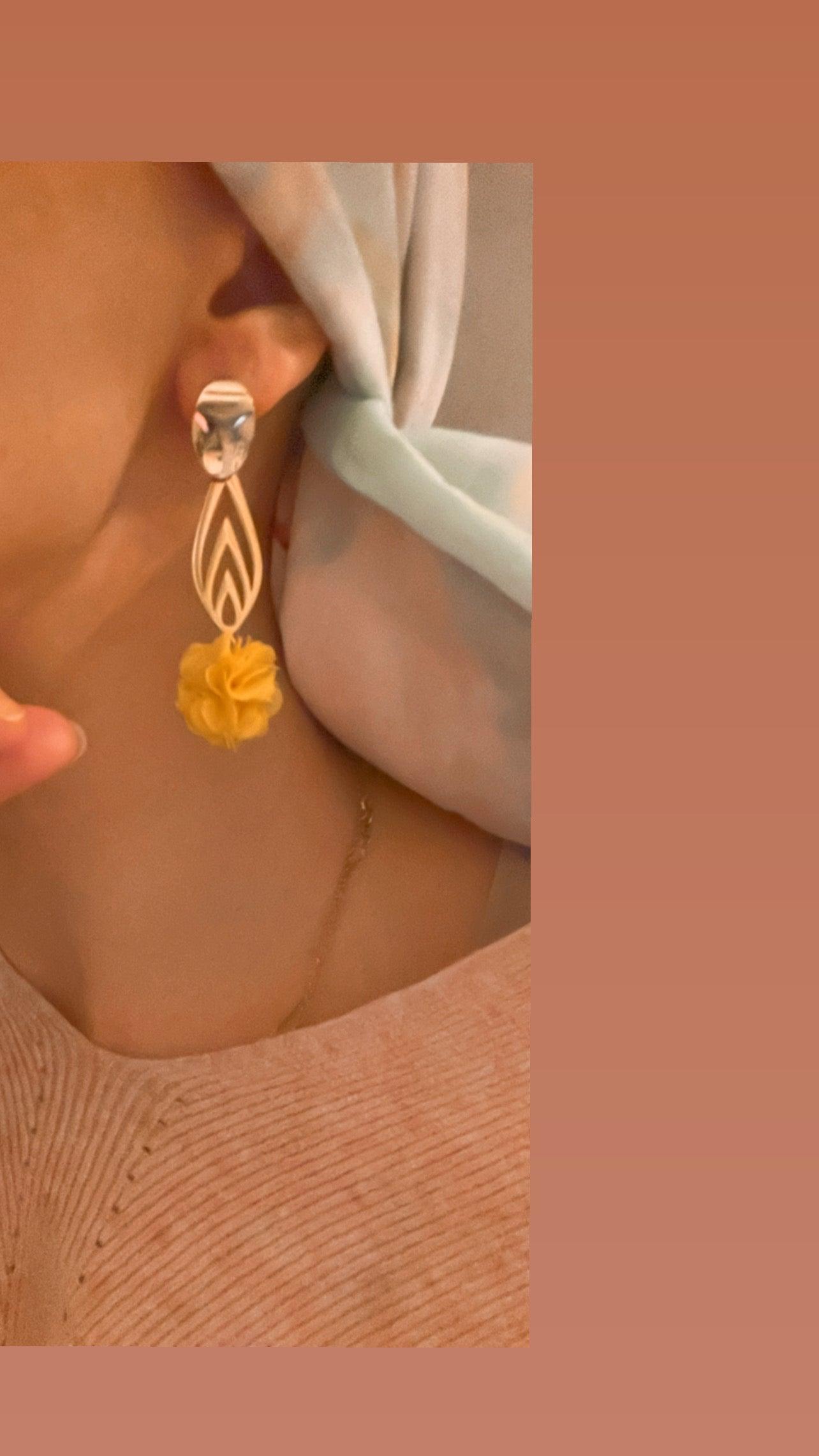 Boucles d’oreilles PAULETTE pompons jaunes - Créations Uniques - Créations Uniques