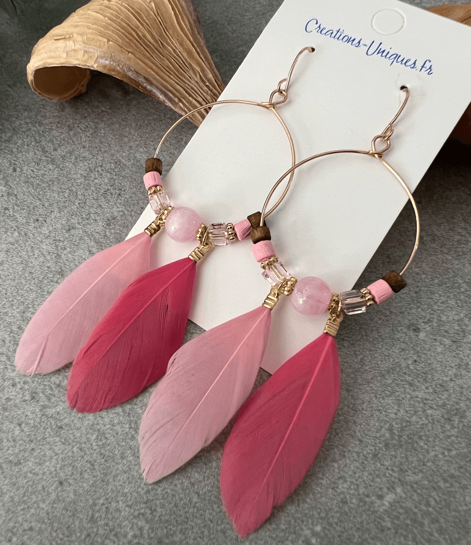 Boucles d’oreilles CAILEE perles et plumes nuances de rose - Créations Uniques - Créations Uniques