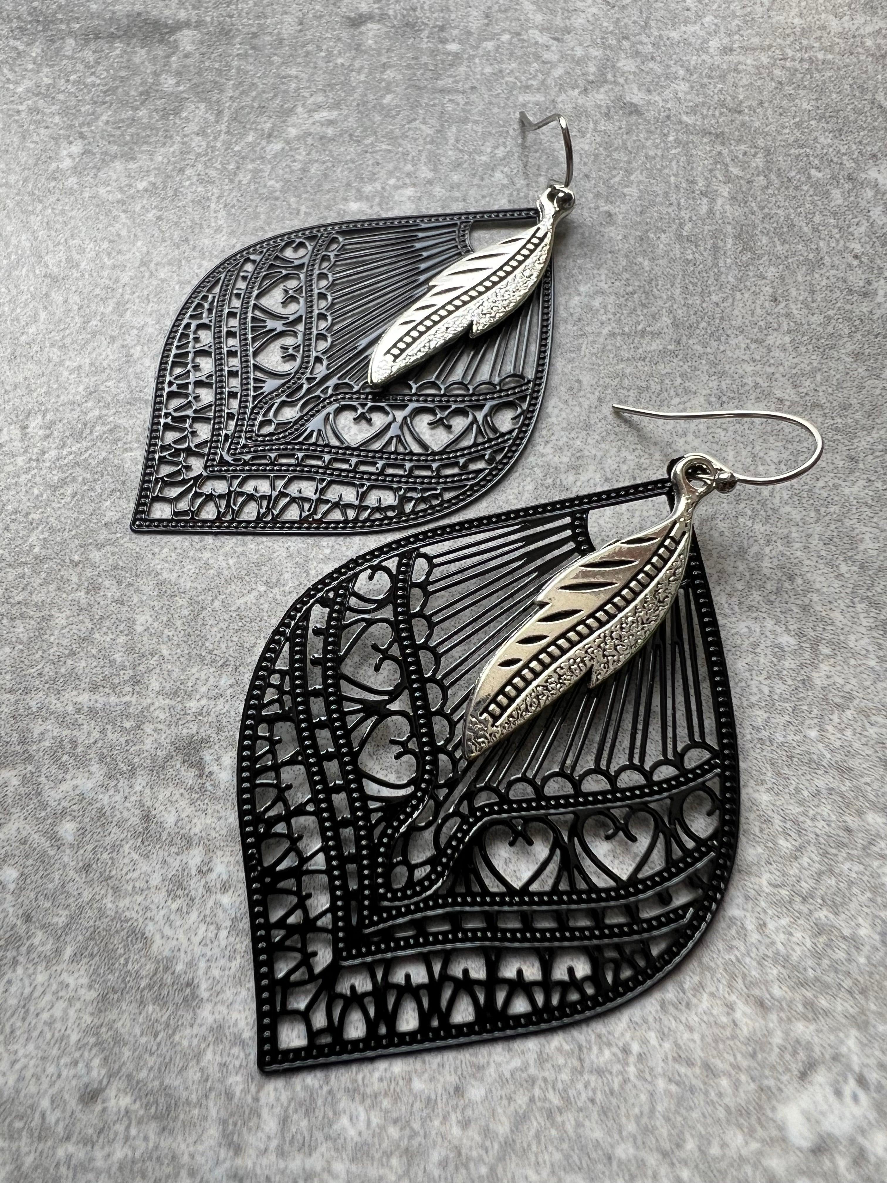 Boucles d’oreilles NINA gouttes noires et plumes argentées - Créations Uniques - Créations Uniques