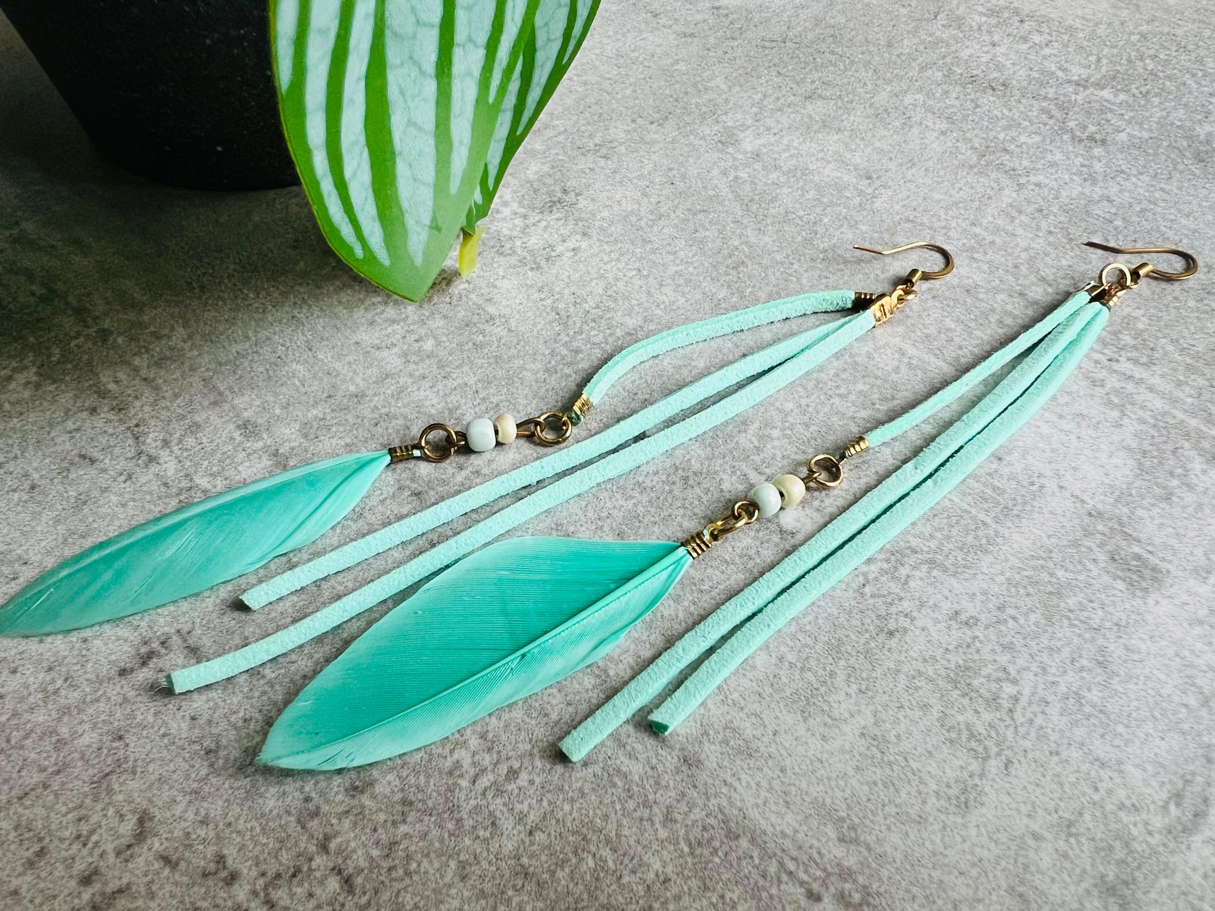 Boucles d’oreilles longues DEVA plumes vert menthe - Créations Uniques