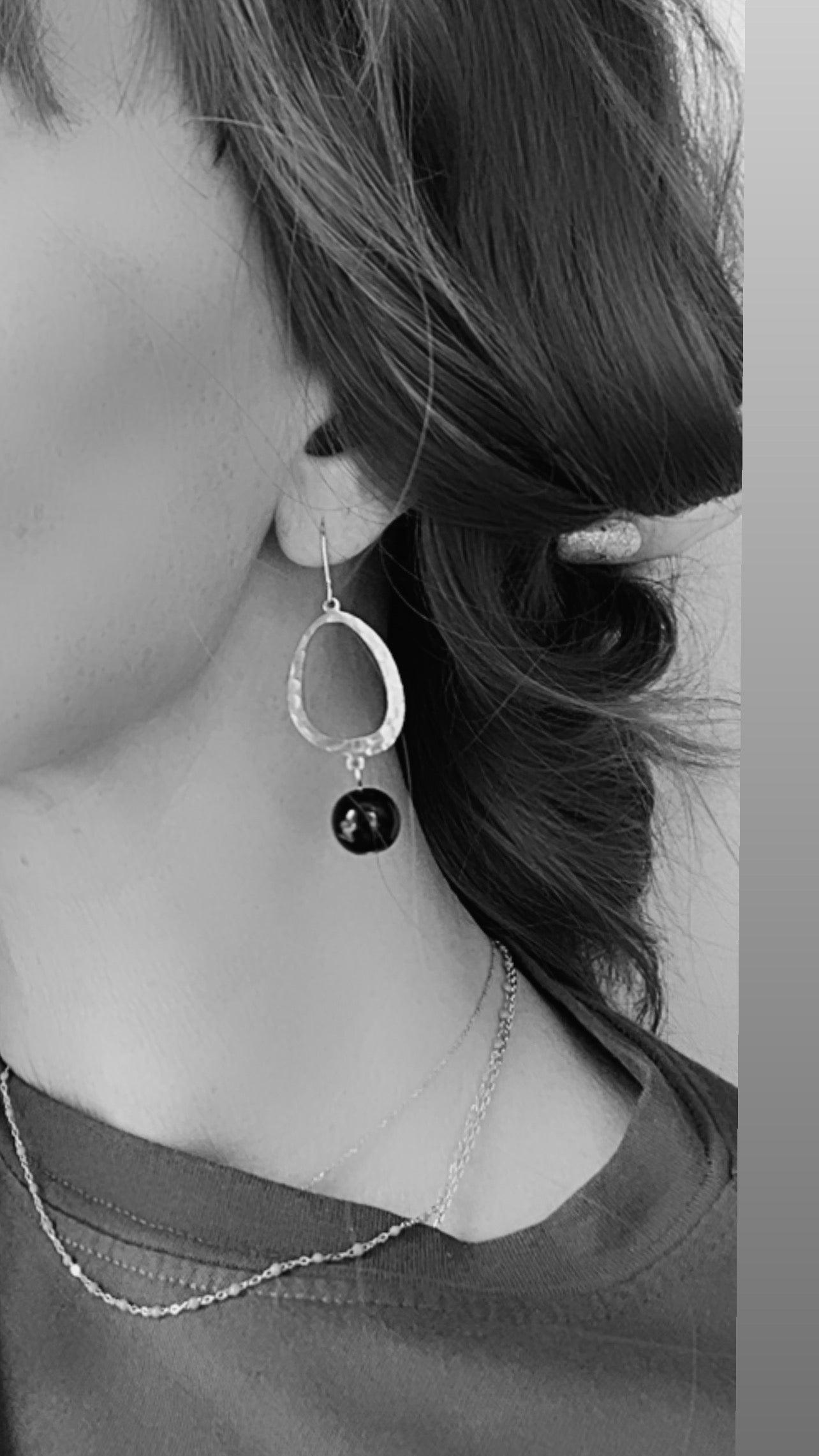 Boucles d’oreilles STEPHANIE gouttes laiton et perles noires - Créations Uniques - Créations Uniques