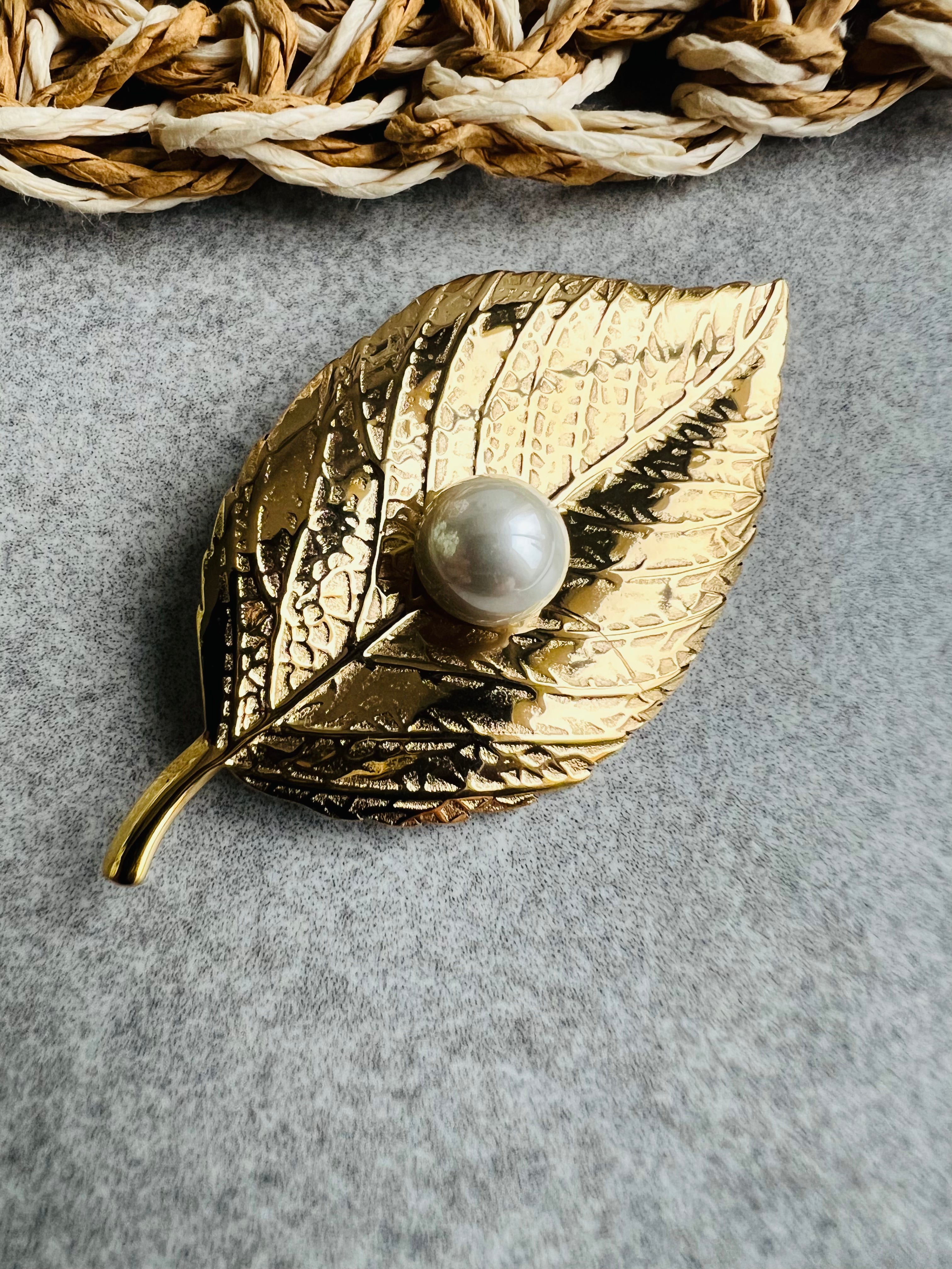 Broche SUSANA feuille dorée et perles blanches au centre - Créations Uniques