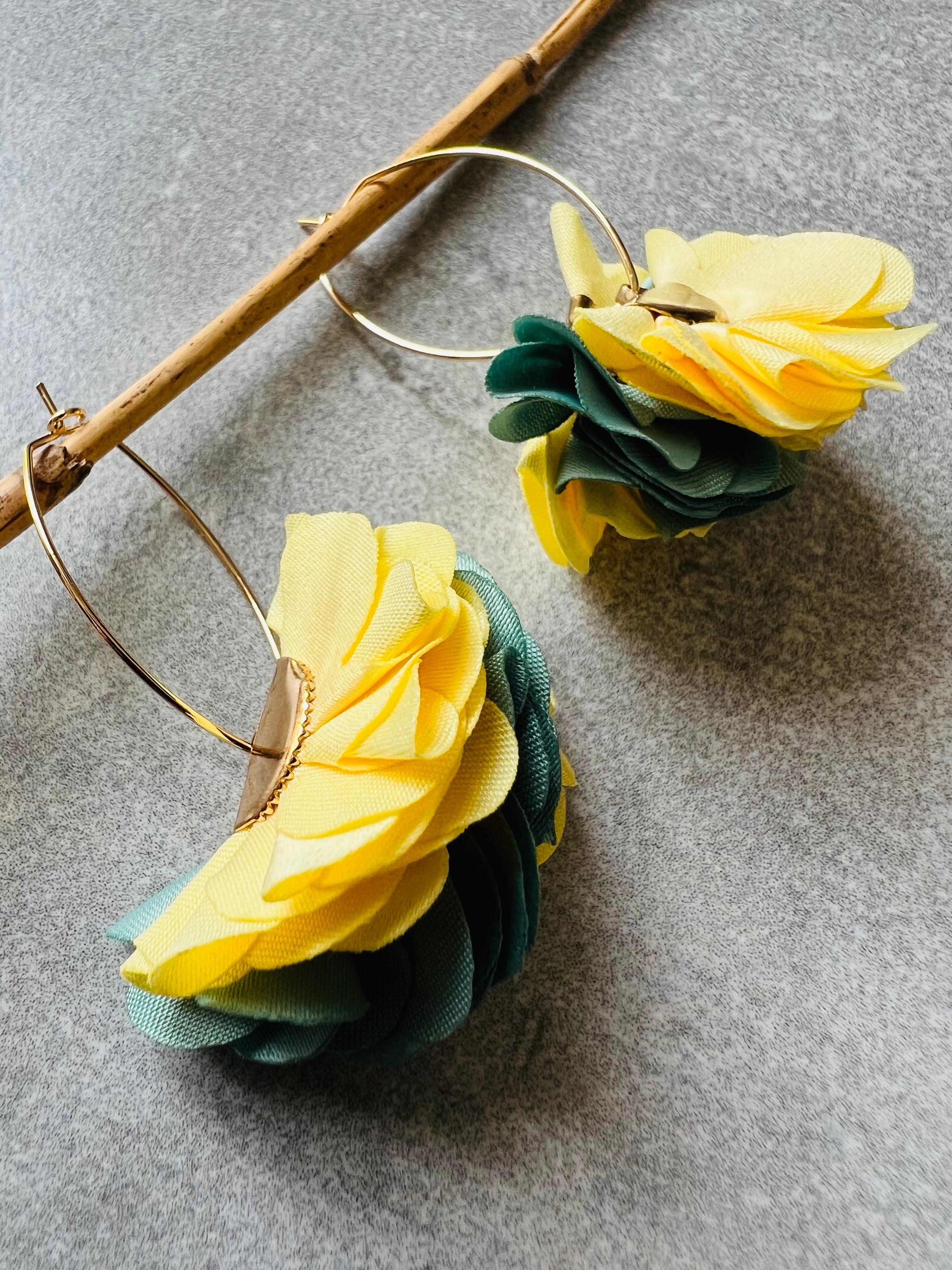 Boucles d’oreilles anneaux ovales SHEILA pampilles tissu jaune et vert - Créations Uniques - Créations Uniques