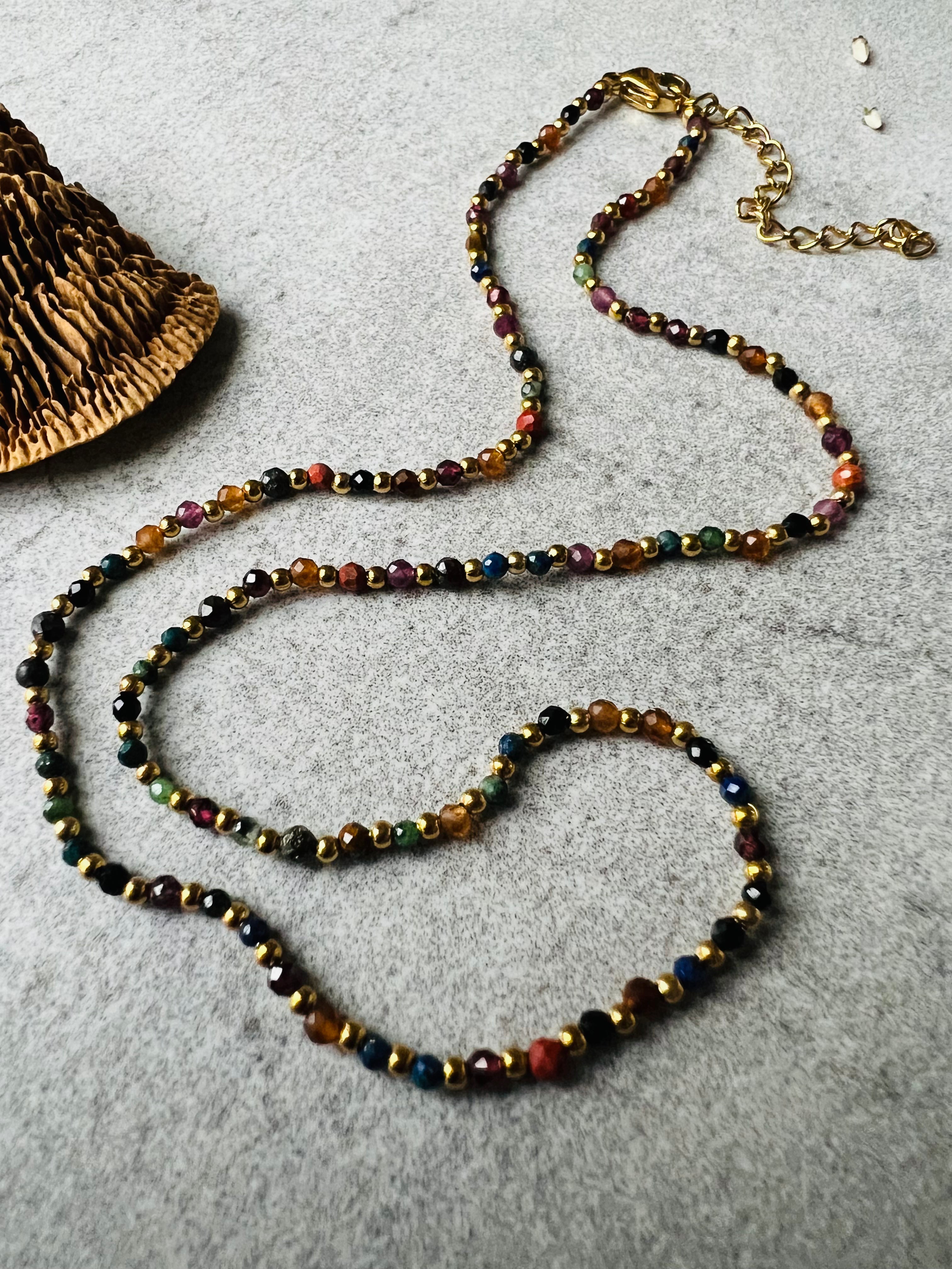 Collier EMILIE fines perles marron. ras de cou - Créations Uniques