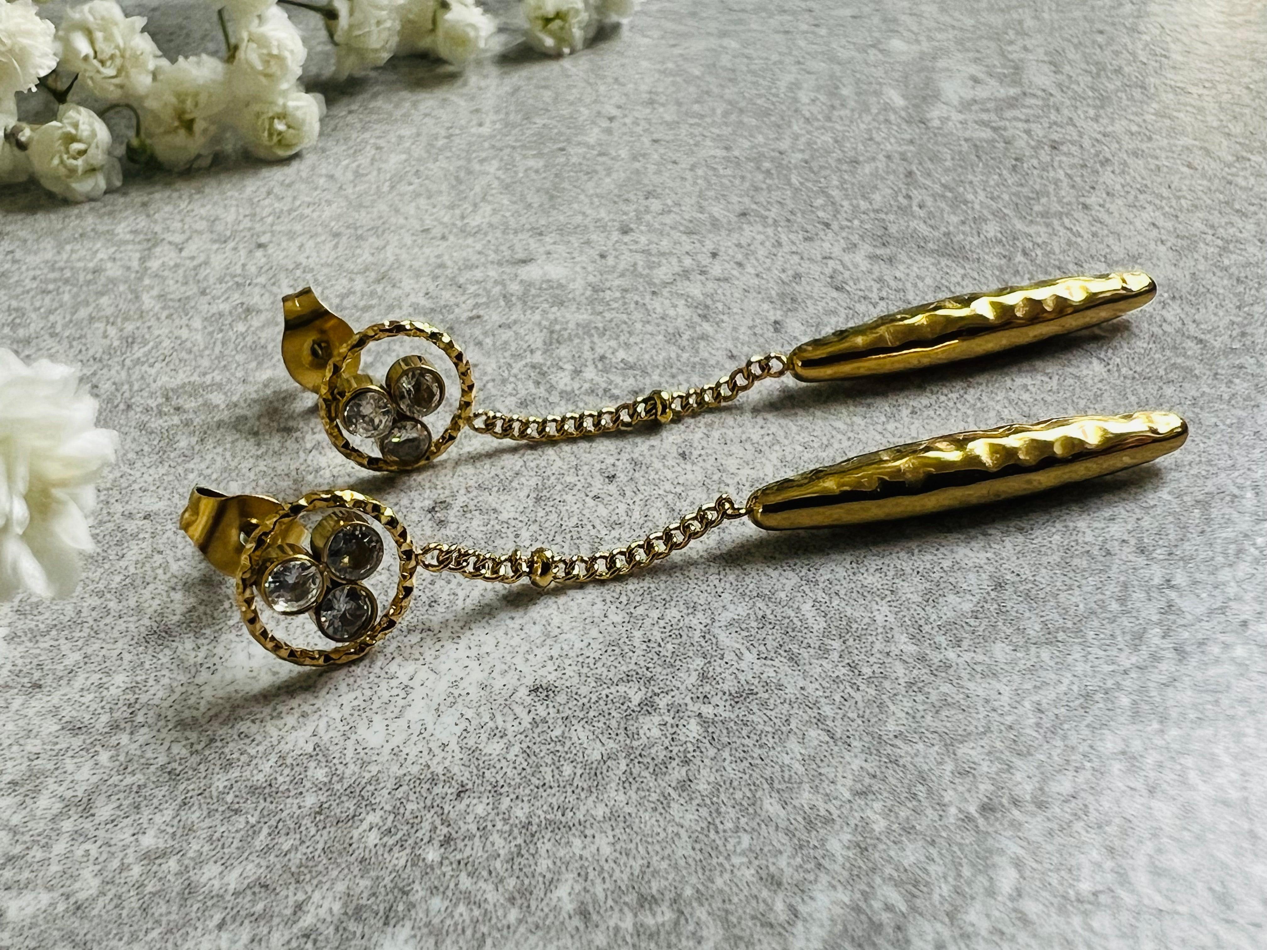 Boucles d’oreilles dorées INAYA fines et légères , clous brillants - Créations Uniques