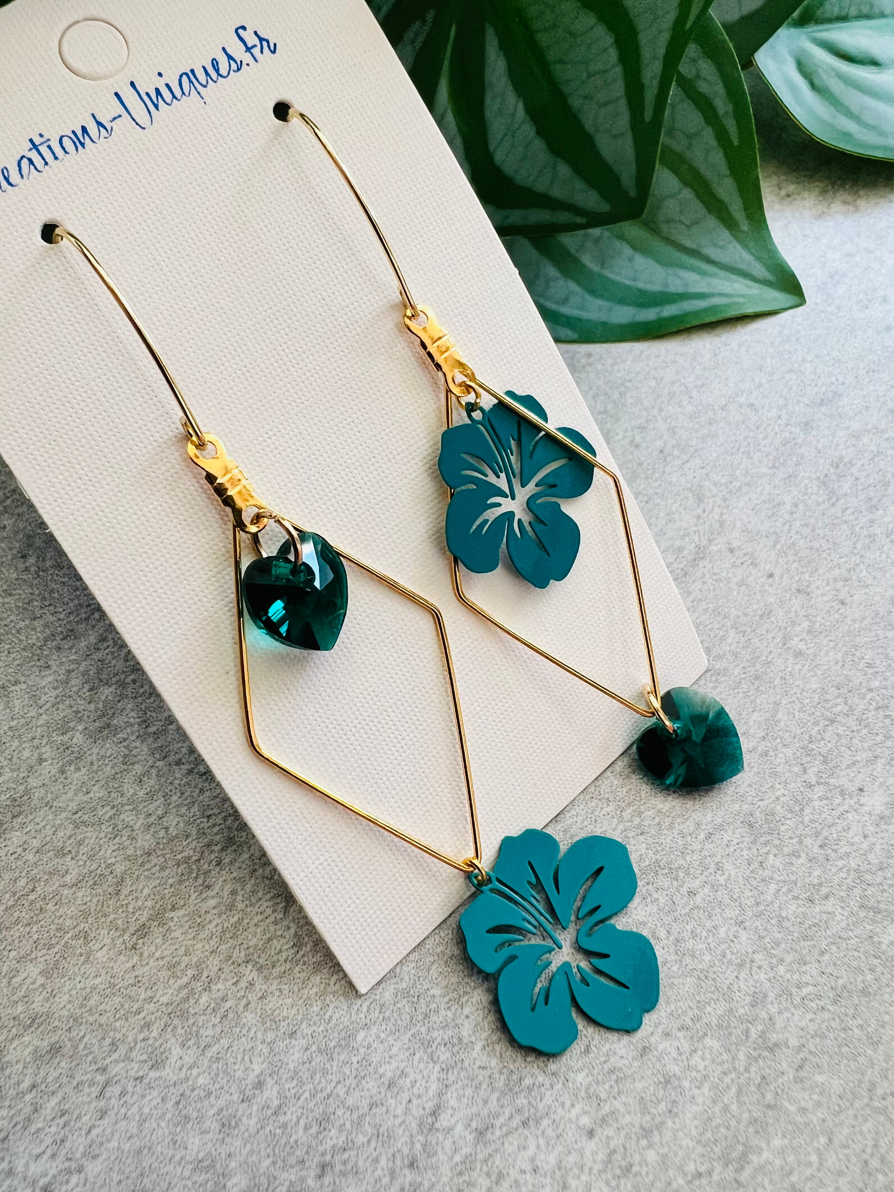 Boucles d’oreilles asymétriques LEANA 2 cœurs cristal émeraude et fleurs hibiscus - Créations Uniques - Créations Uniques