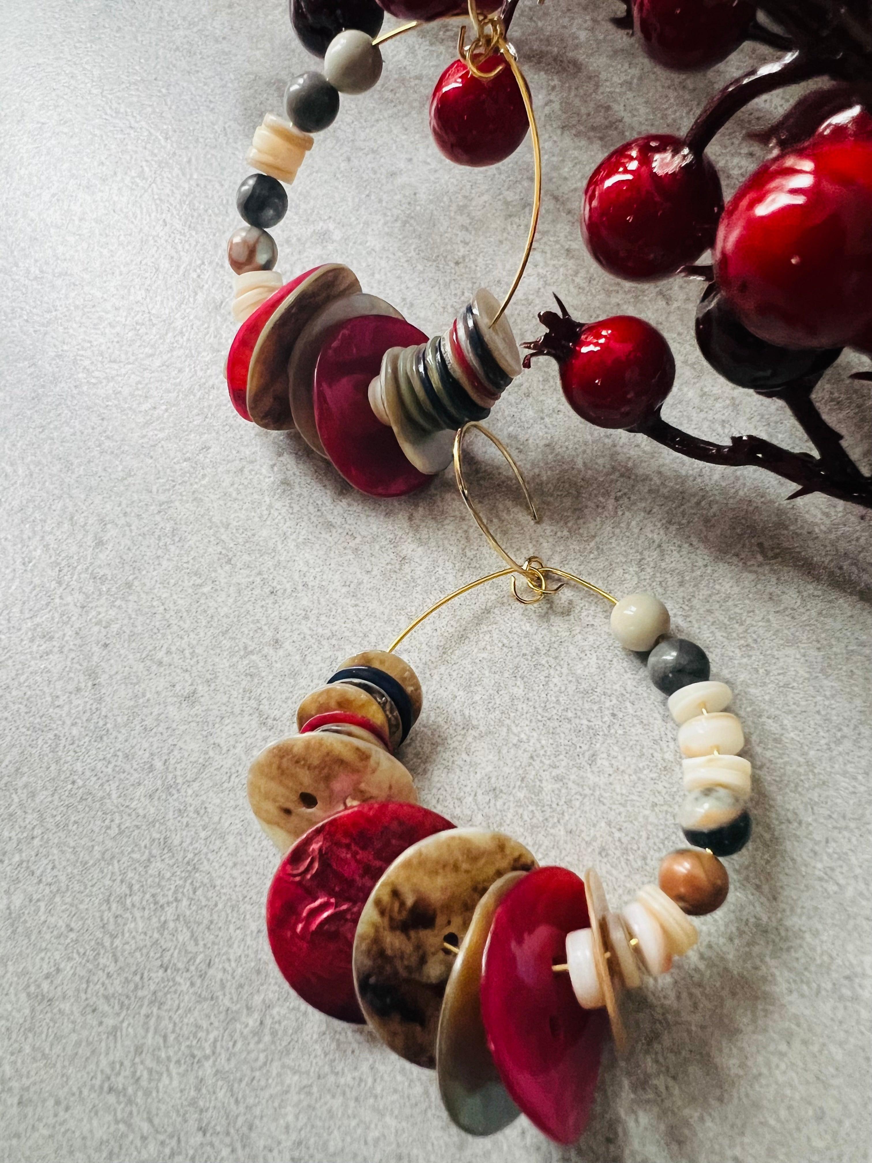 Boucles d’oreilles ARIANE boutons de nacre et perles, style bohème - Créations Uniques - Créations Uniques