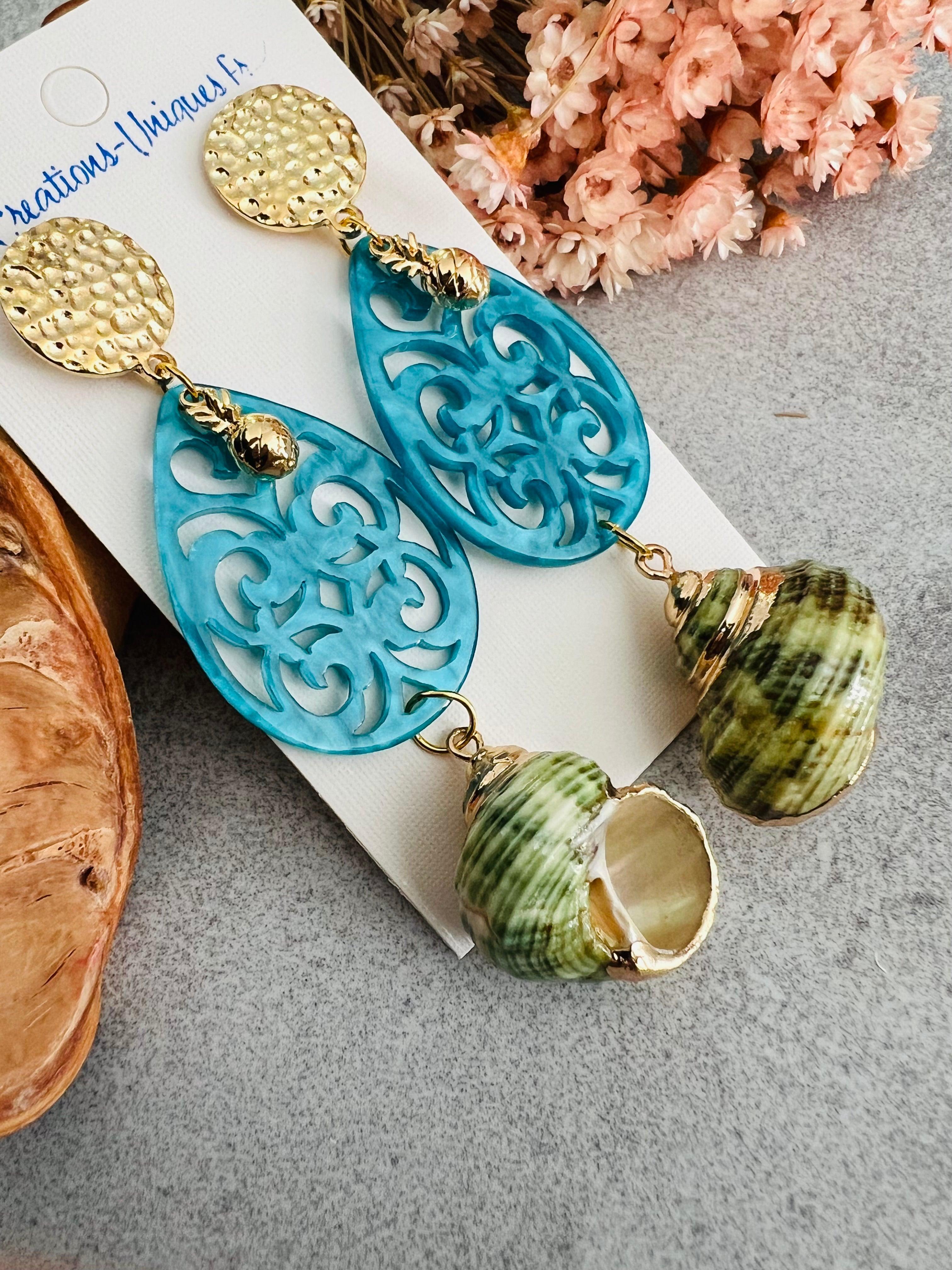 Boucles d’oreilles LIZ résine bleues et coquillages verts - Créations Uniques - Créations Uniques