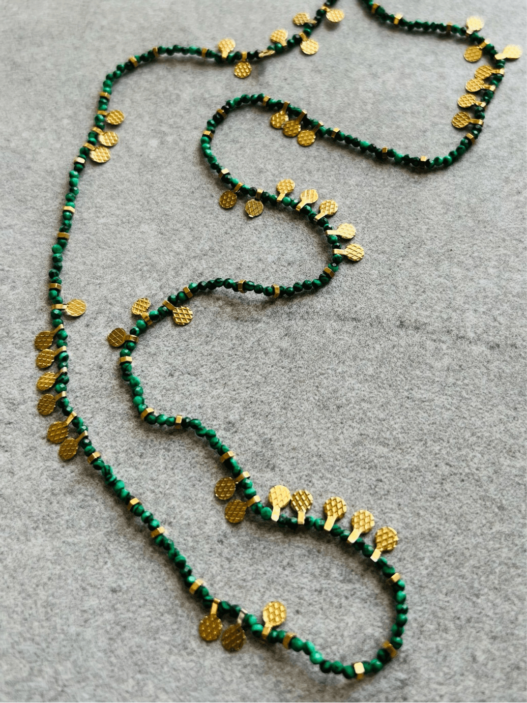 Collier MOJAVE sautoir perles fines vertes et pampilles dorées - Créations Uniques