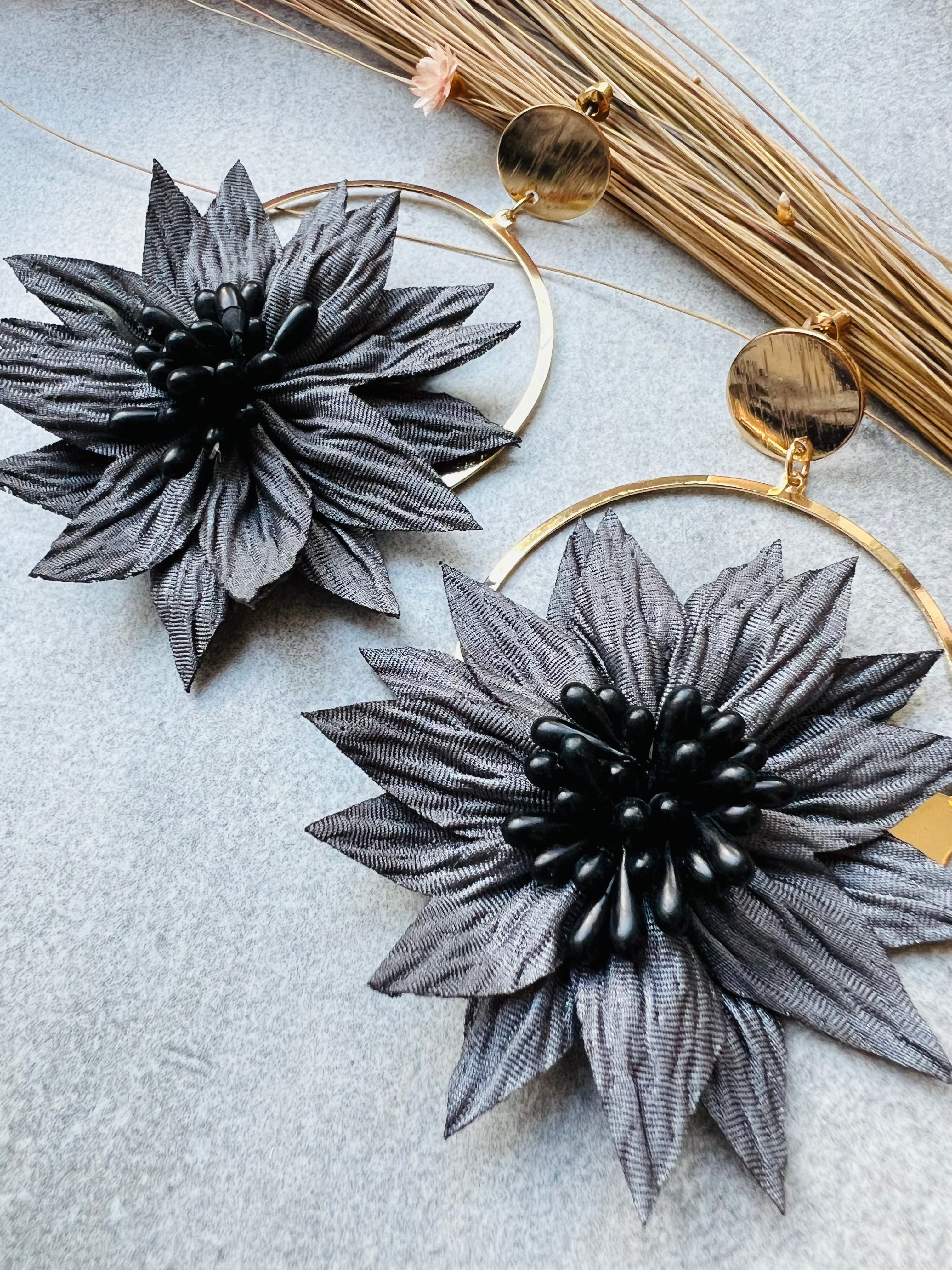 Boucles d’oreilles JEMMA grand modèle fleurs noires tissu - Créations Uniques