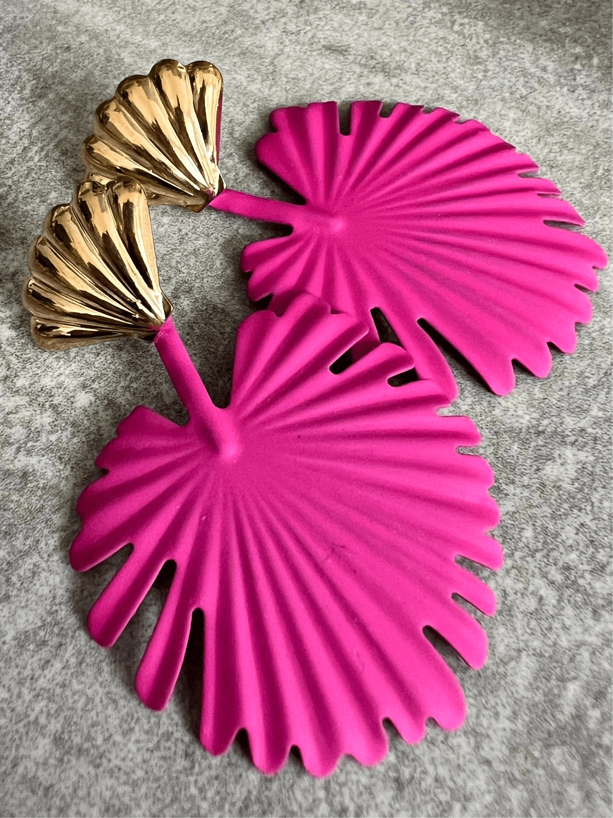 Boucles d’oreilles PHILOMENE feuilles tropicales roses - Créations Uniques