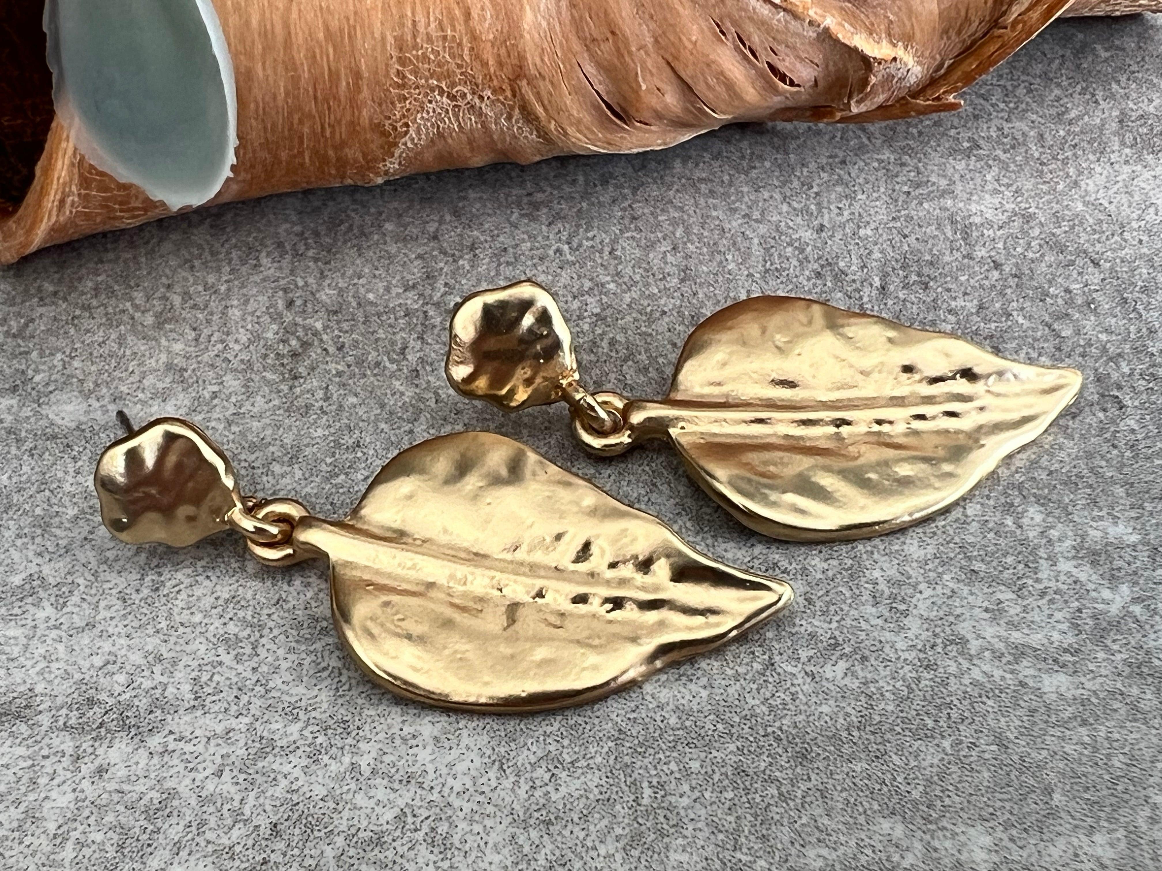 Boucles d’oreilles MALLAURY feuilles dorées courtes doré mat - Créations Uniques