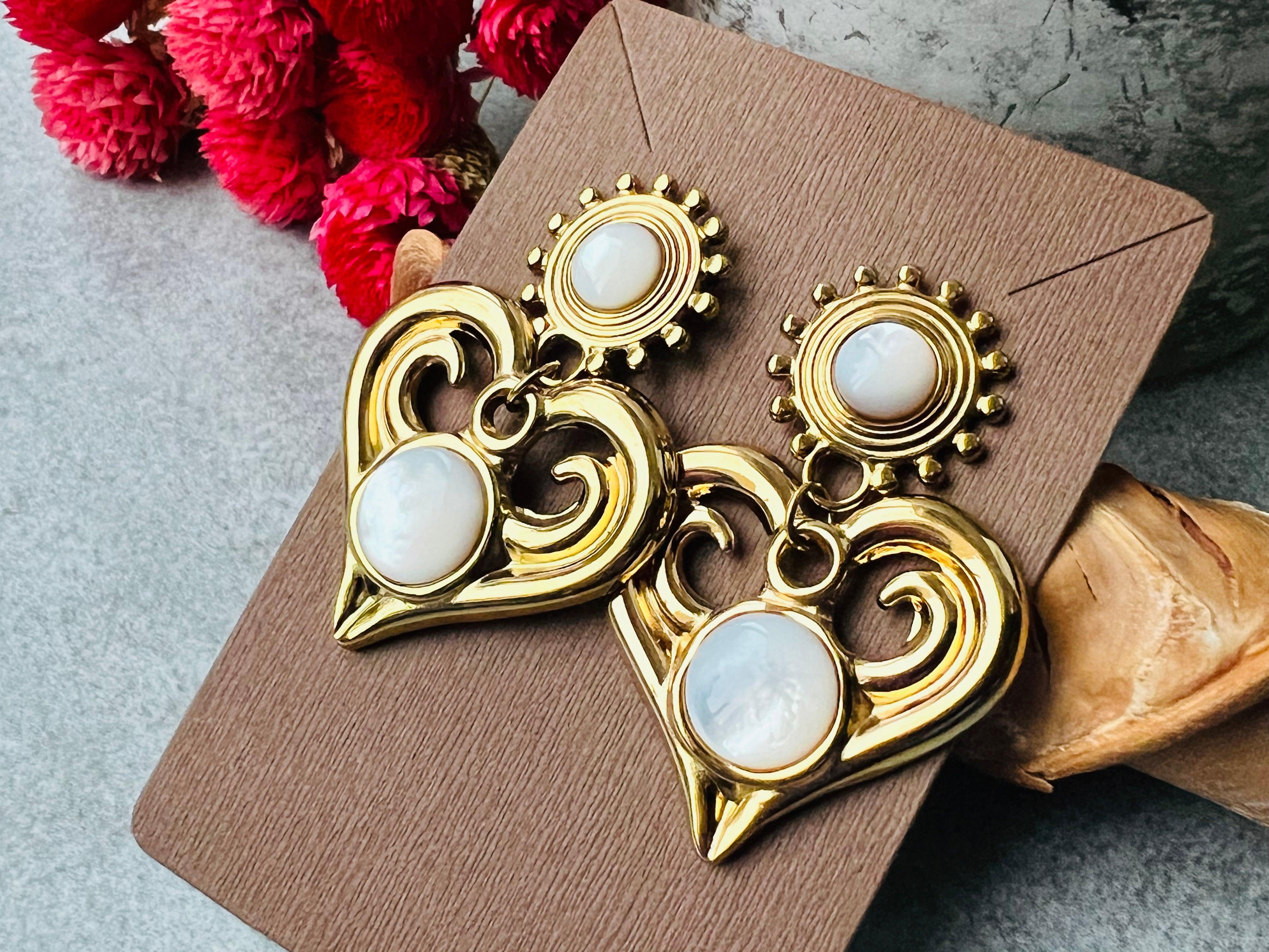 Boucles d’oreilles MARY cœurs dorés et blanc nacré - Créations Uniques