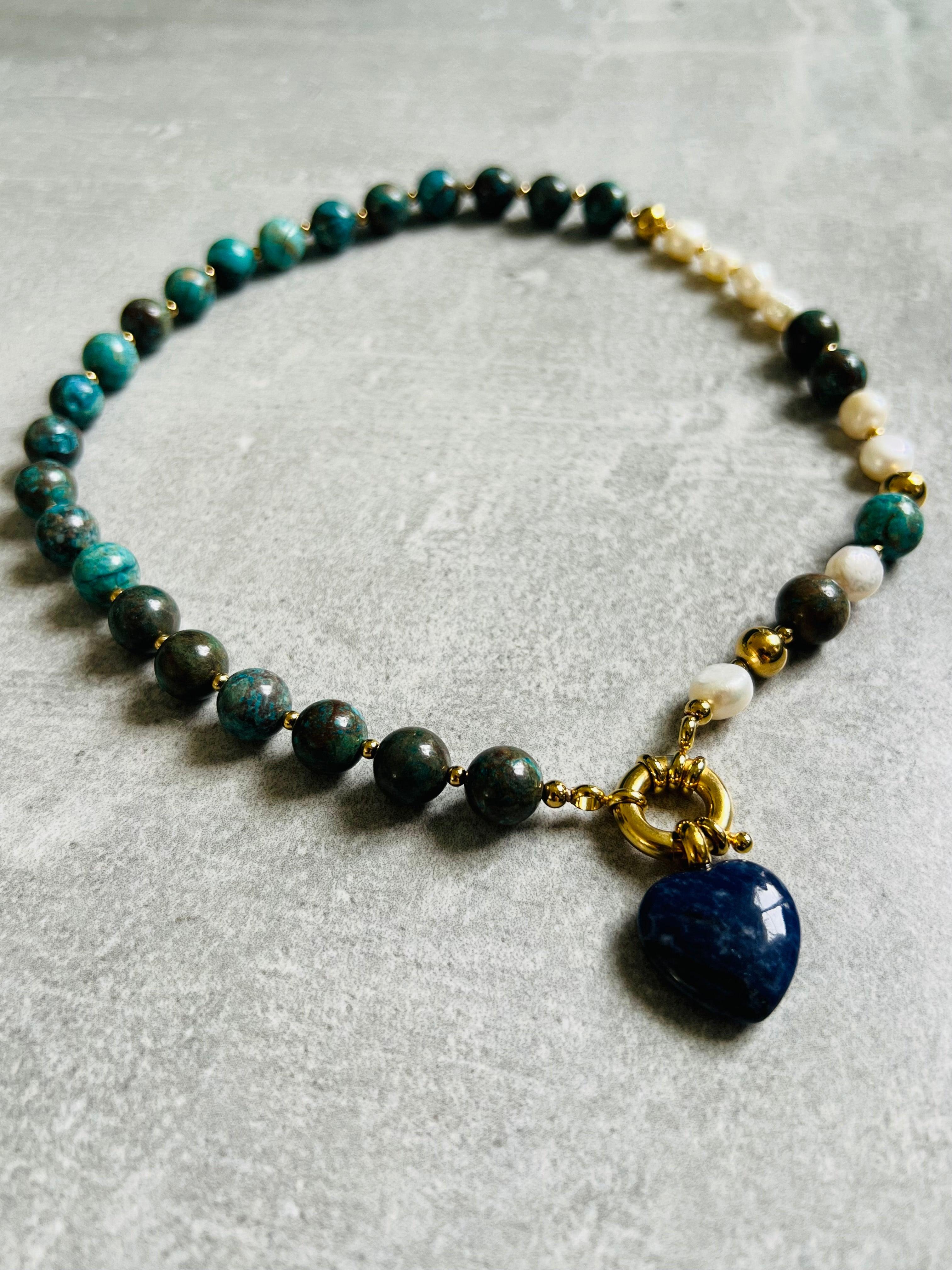 Collier asymétrique SO SWEET perles turquoises et blanches pendentif cœur bleu lapis - Créations Uniques