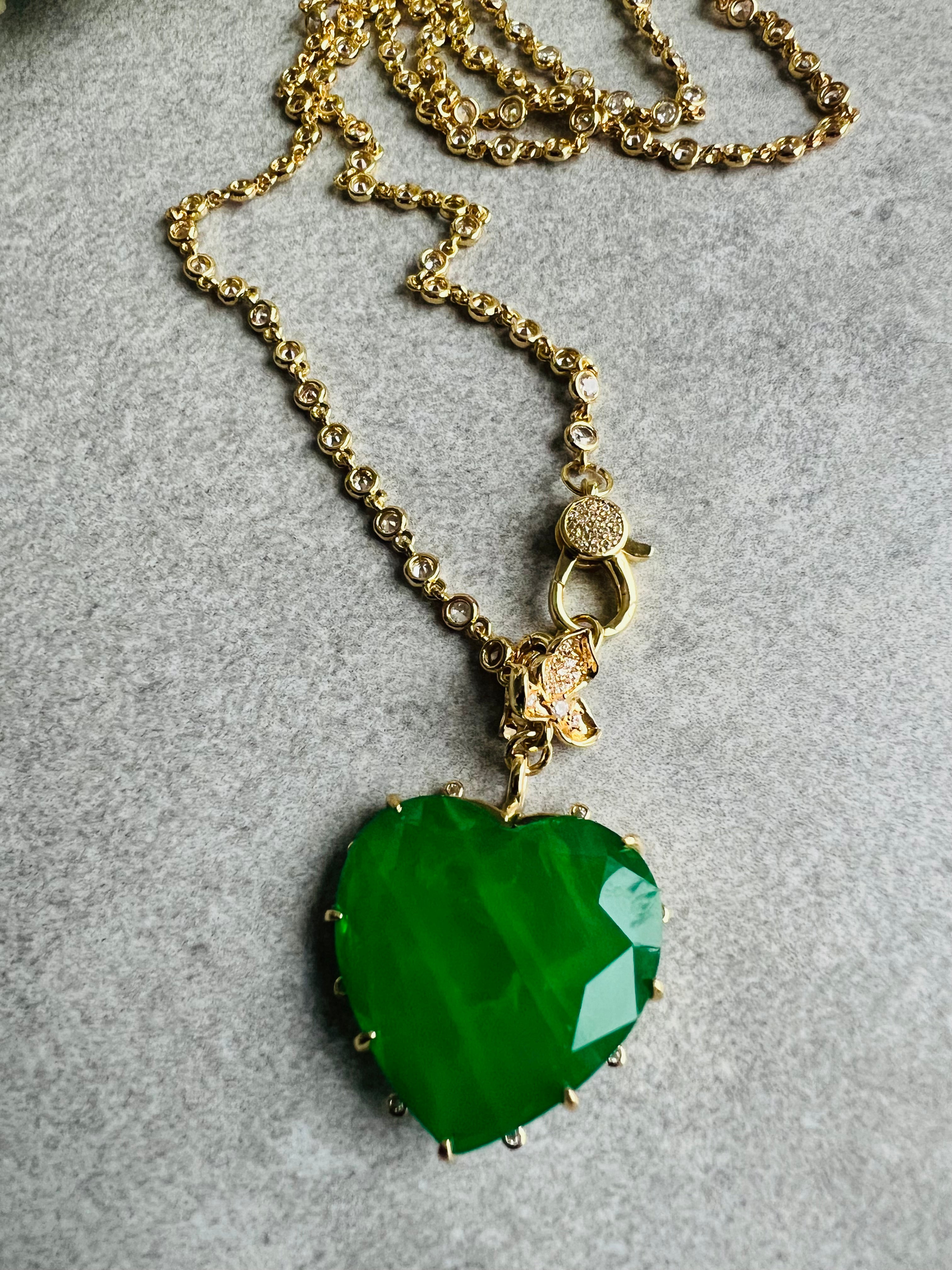 Collier TERRY sautoir pendentif cœur vert chaîne dorée diamantée - Créations Uniques