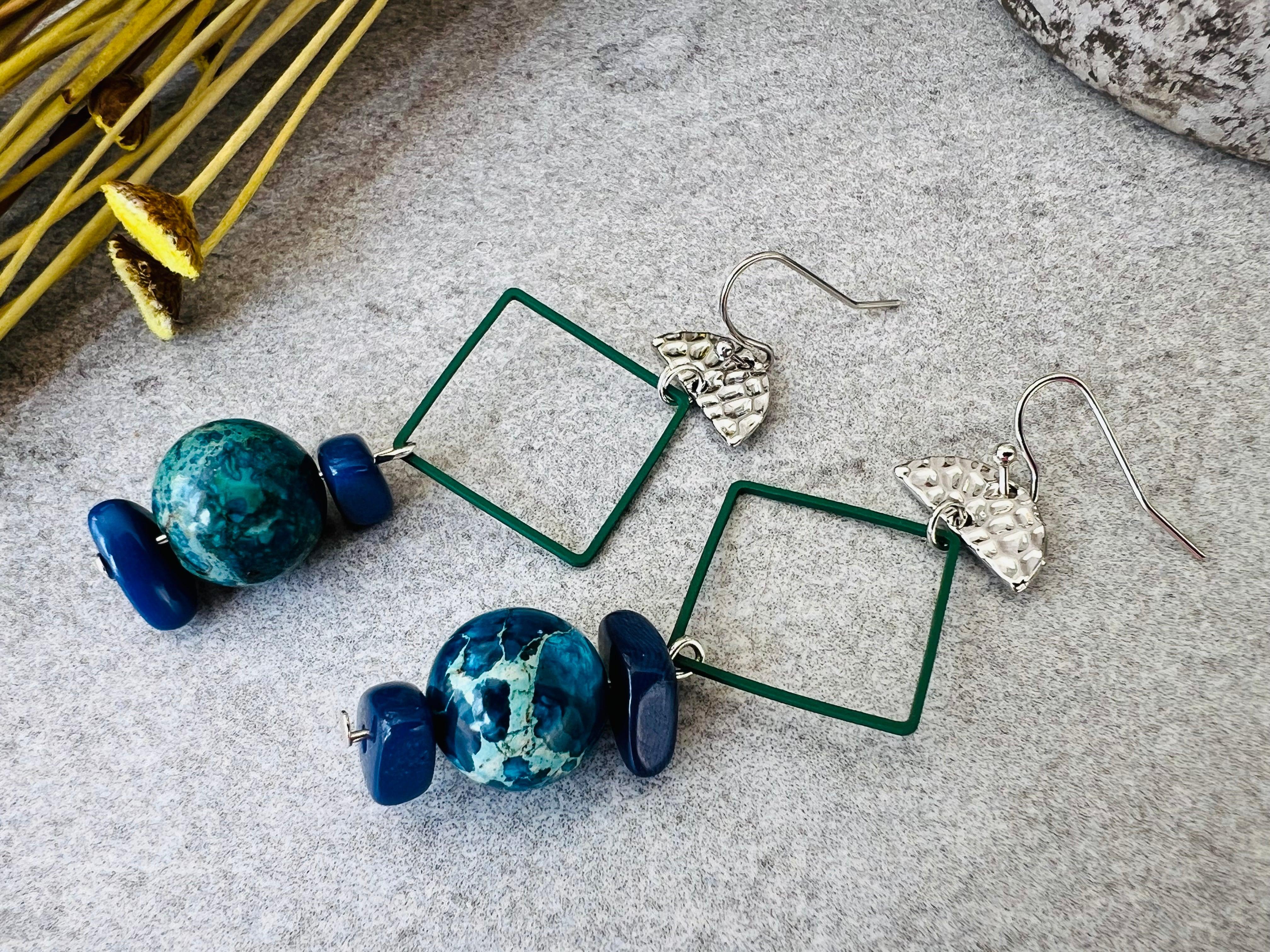 Boucles d’oreilles FILIPA perles bleu turquoise losanges verts - Créations Uniques - Créations Uniques