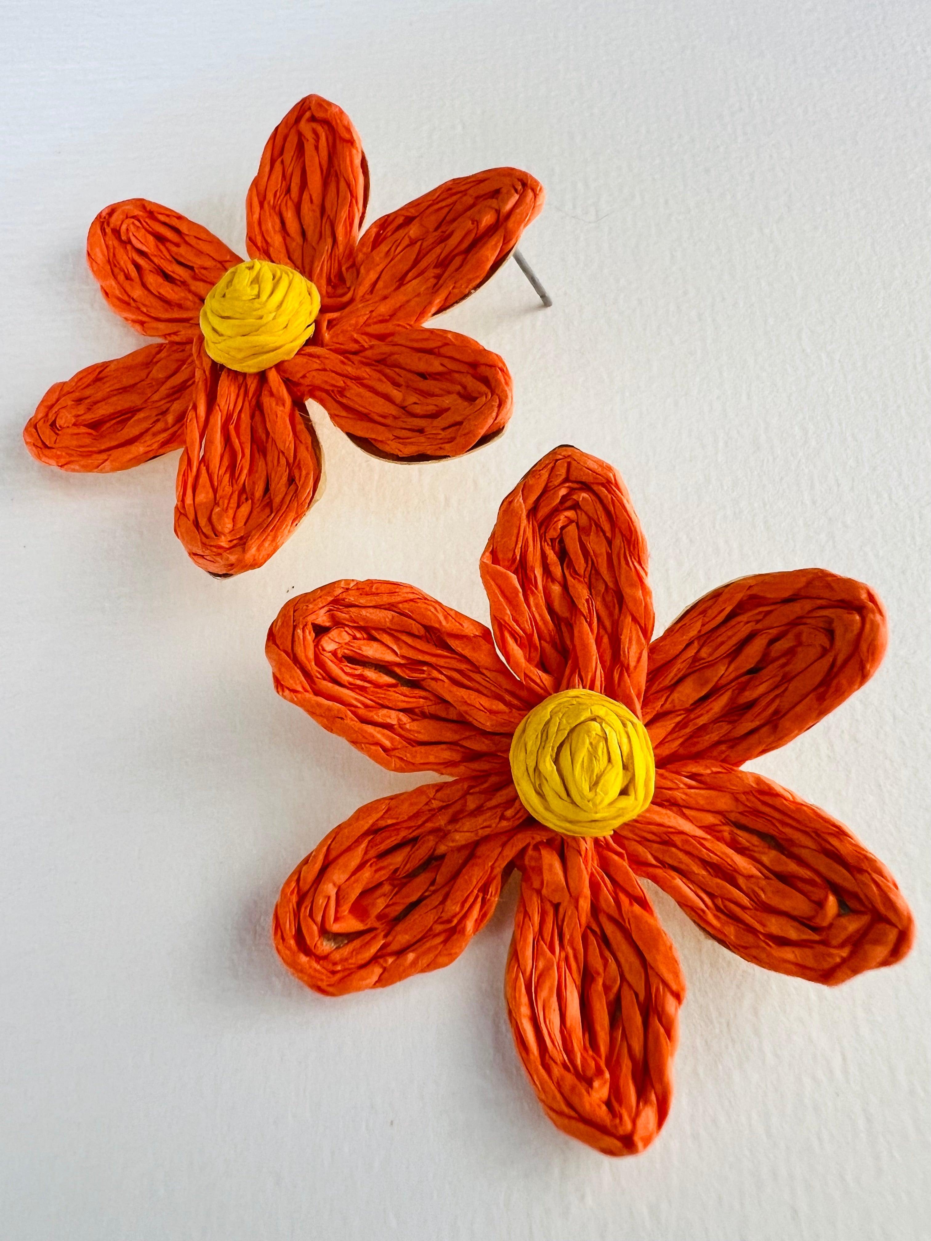 Boucles d’oreilles MATHILDE fleurs oranges courtes raphia - Créations Uniques