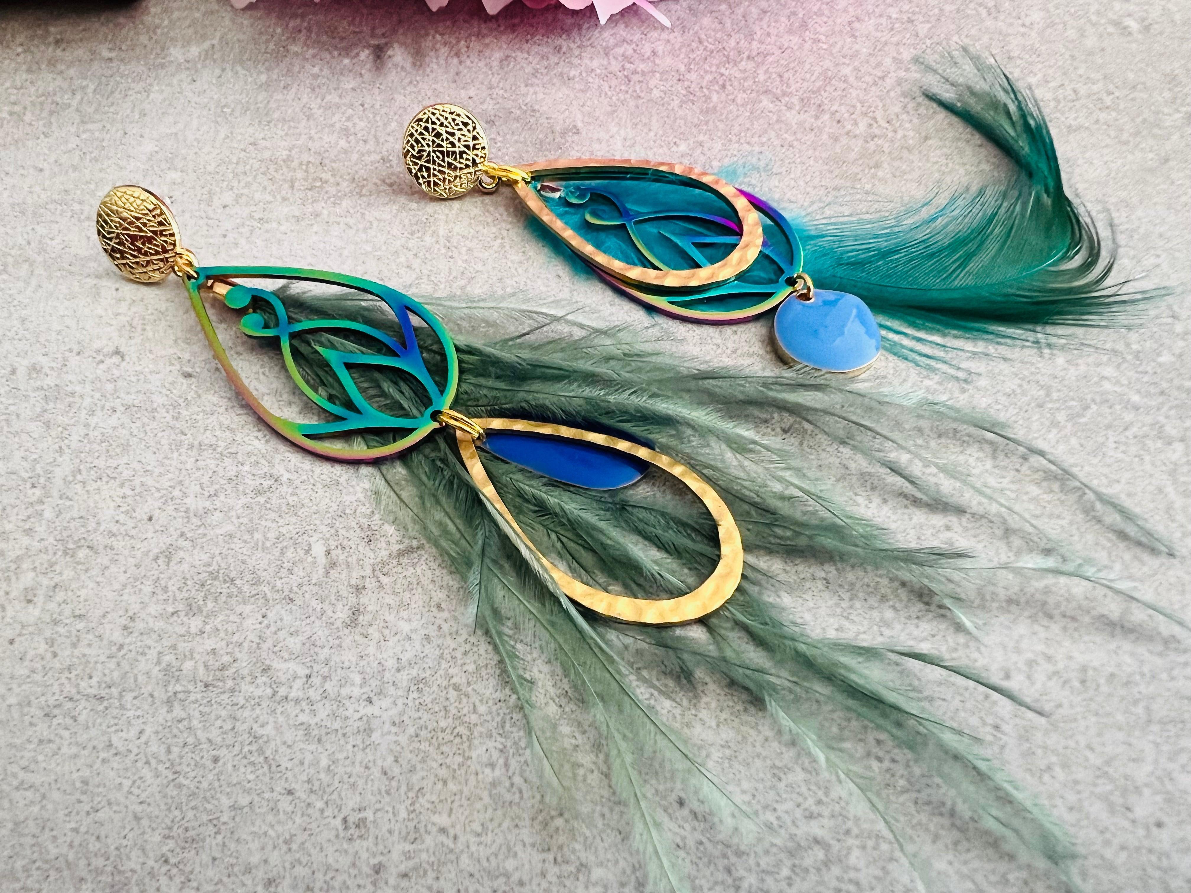 Boucles d’oreilles asymétriques SHANNEN plumes turquoises - Créations Uniques - Créations Uniques