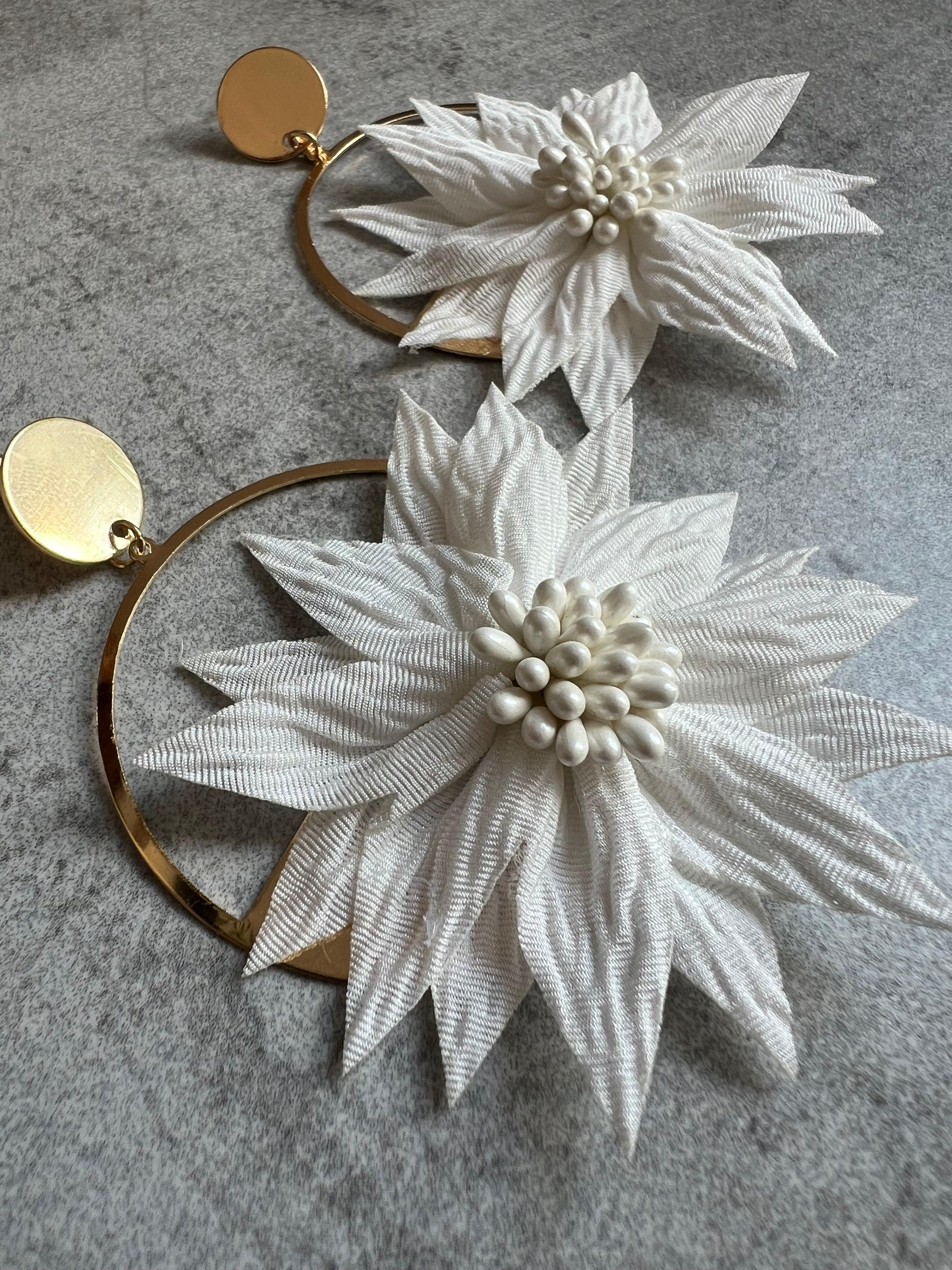 Boucles d’oreilles JEMMA grand modèle fleurs blanches tissu - Créations Uniques