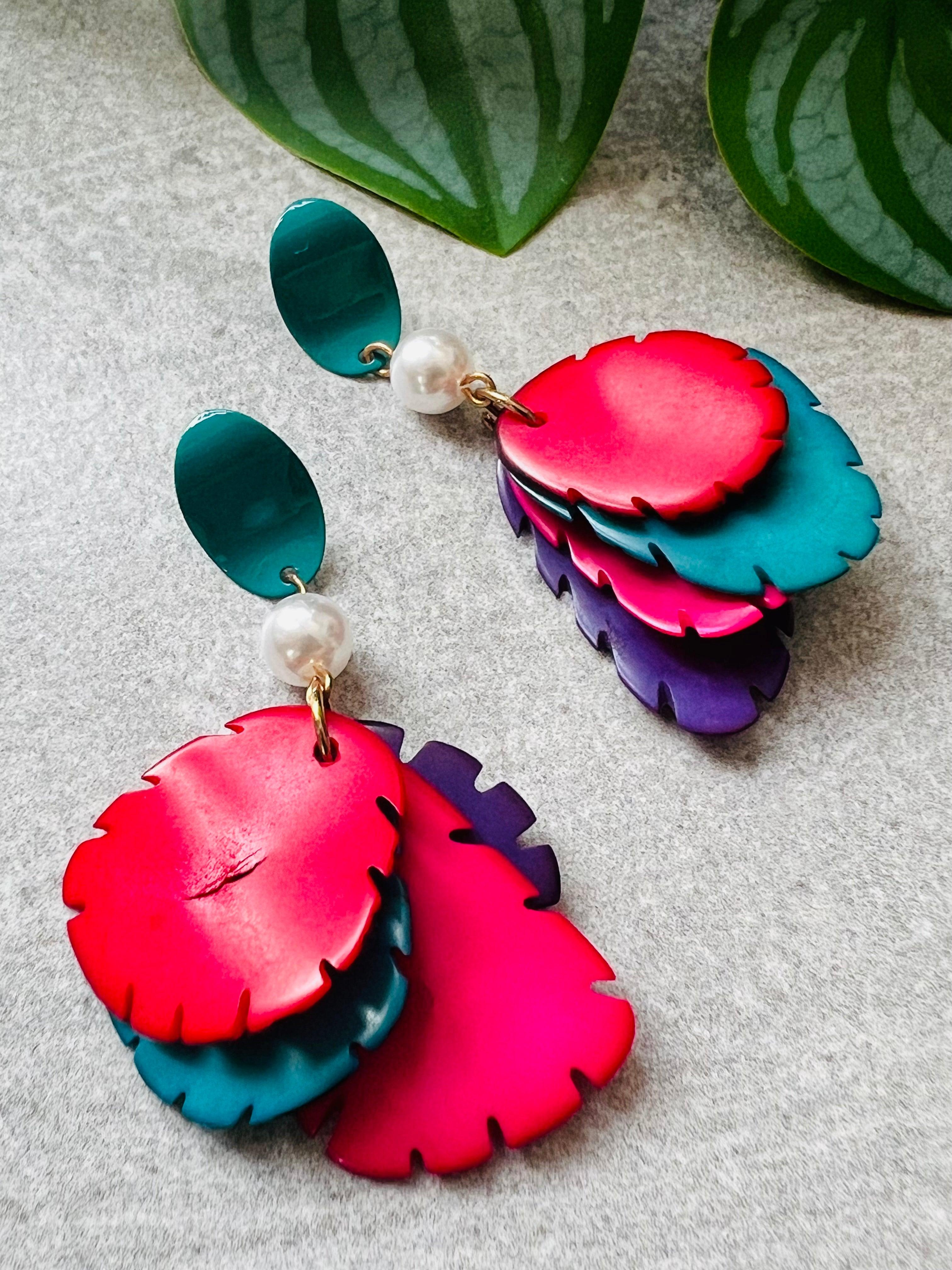 Boucles d’oreilles GENNIFER pétales de tagua multicolores- Créations Uniques - Créations Uniques
