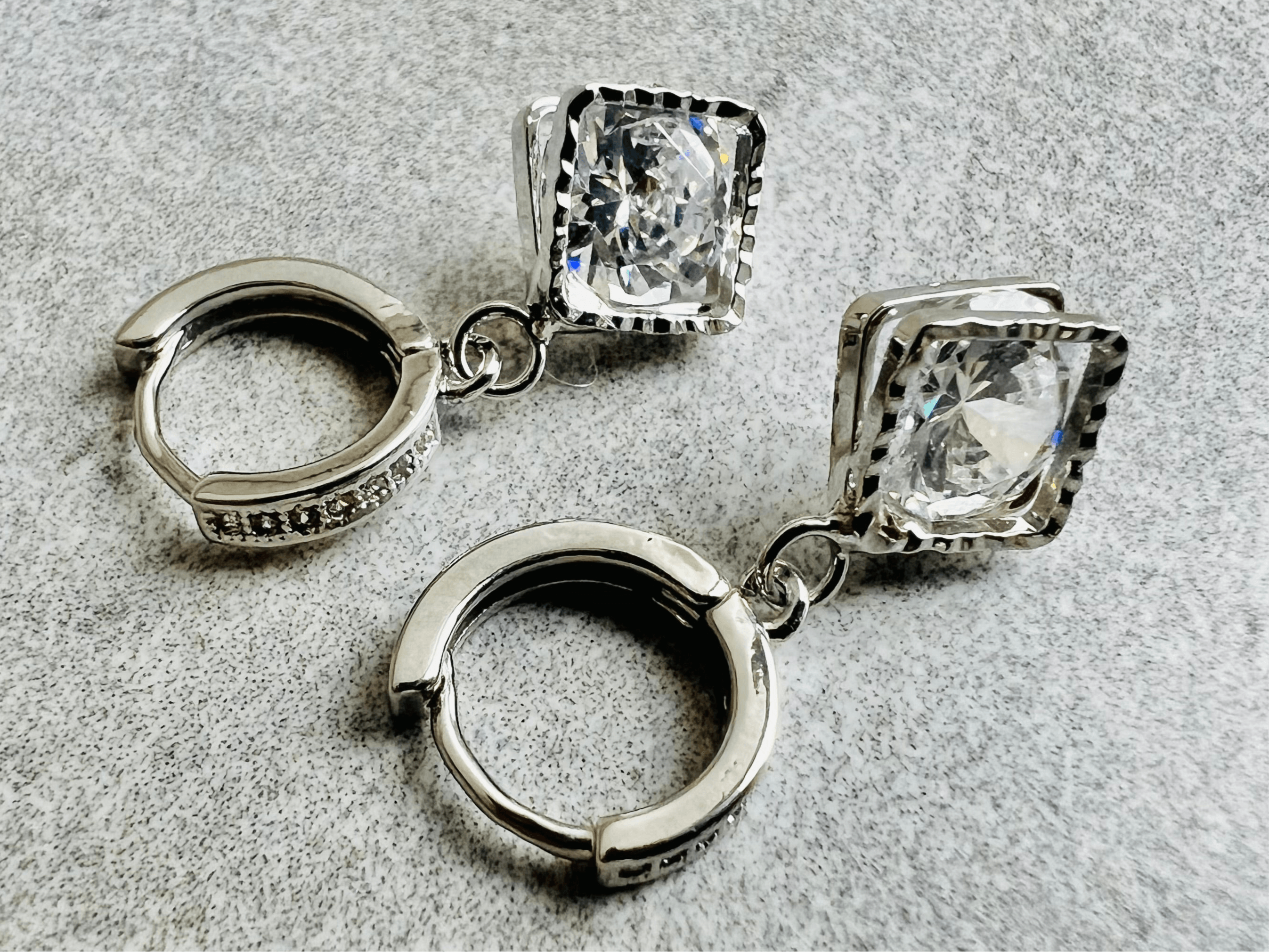 Boucles d’oreilles argentées CANDYCE mini strass - Créations Uniques