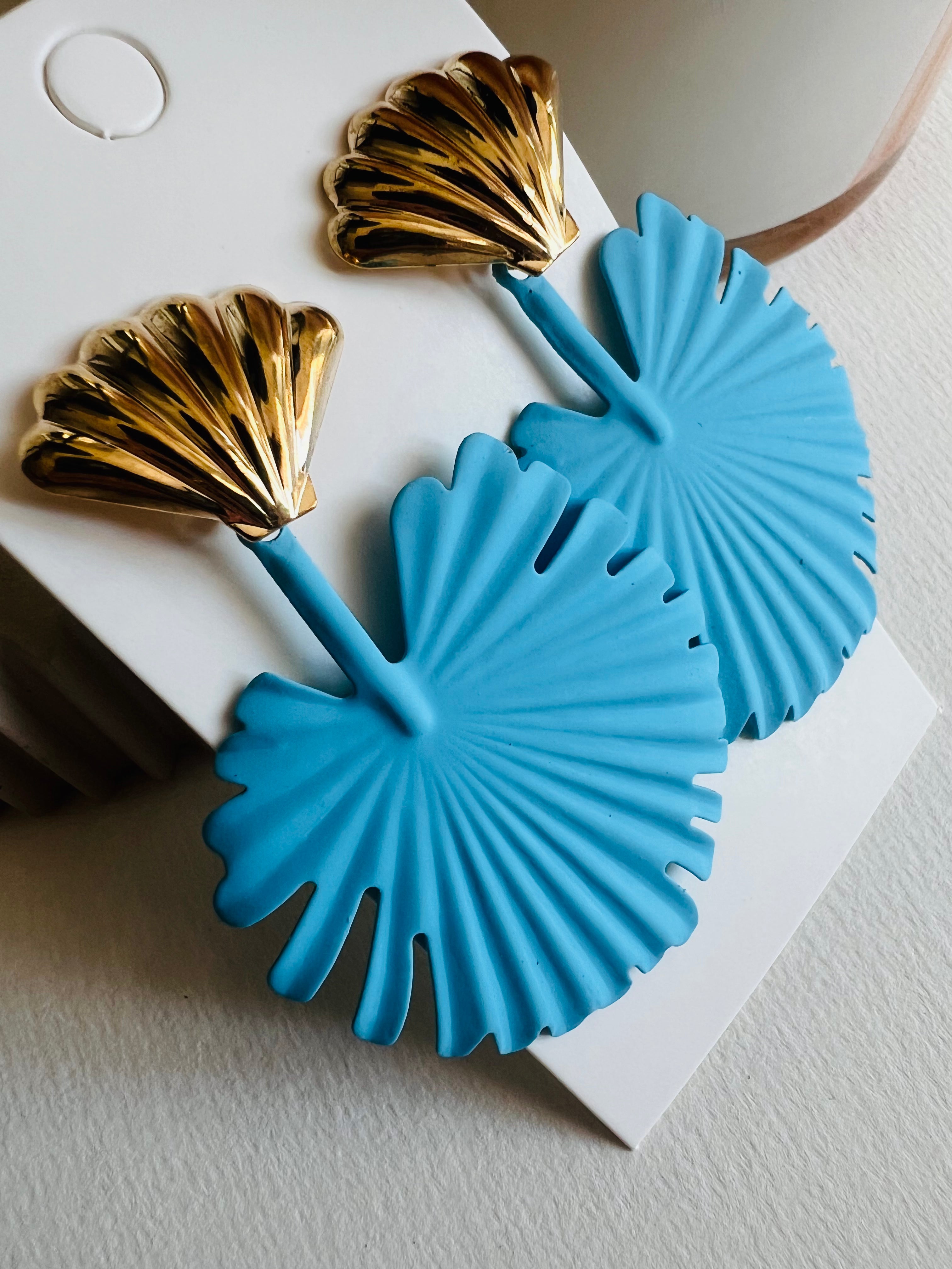 Boucles d’oreilles PHILOMENE feuilles tropicales bleu ciel - Créations Uniques