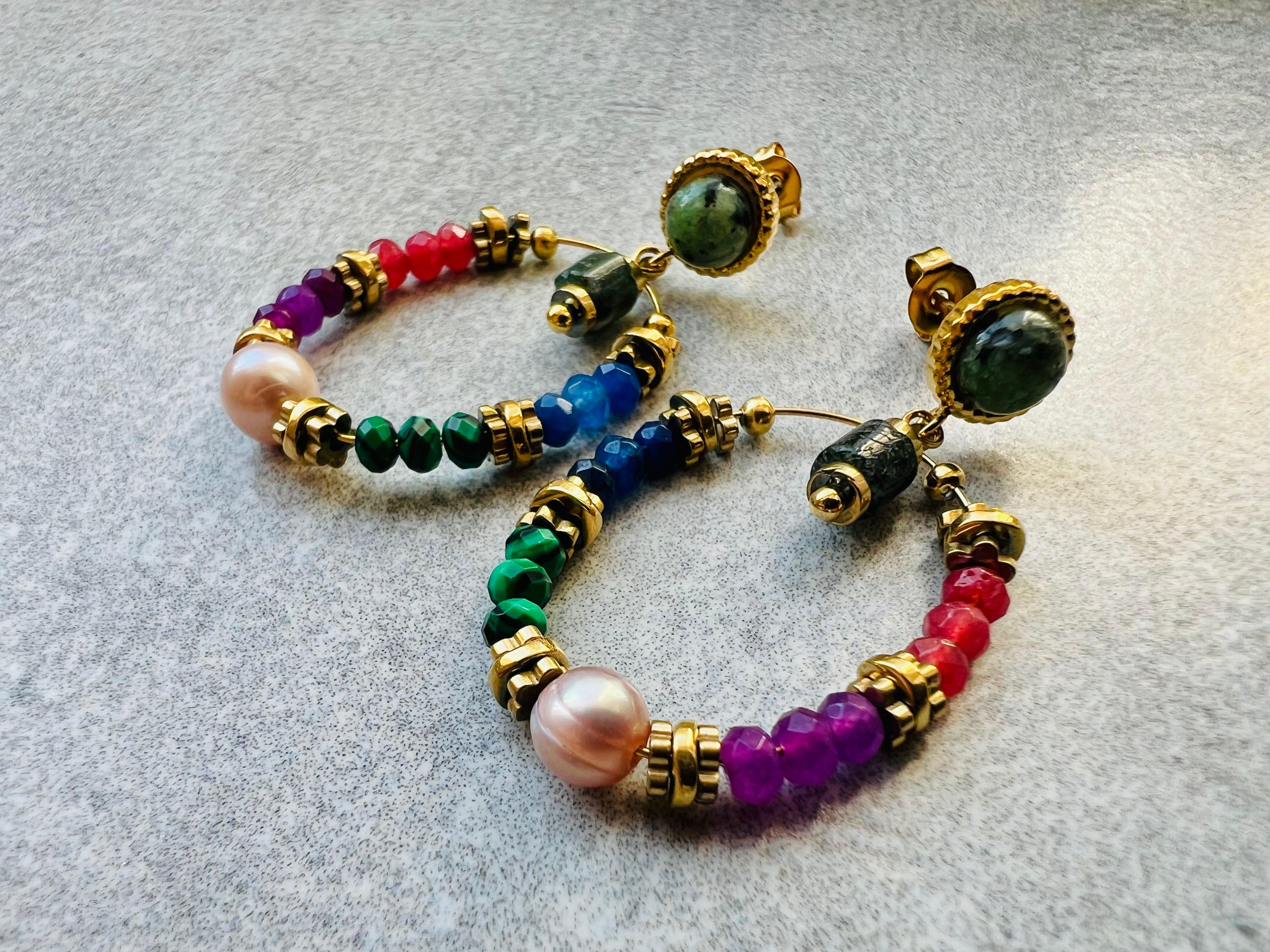 Boucles d’oreilles MAUDE fines et légères, perles multicolores - Créations Uniques