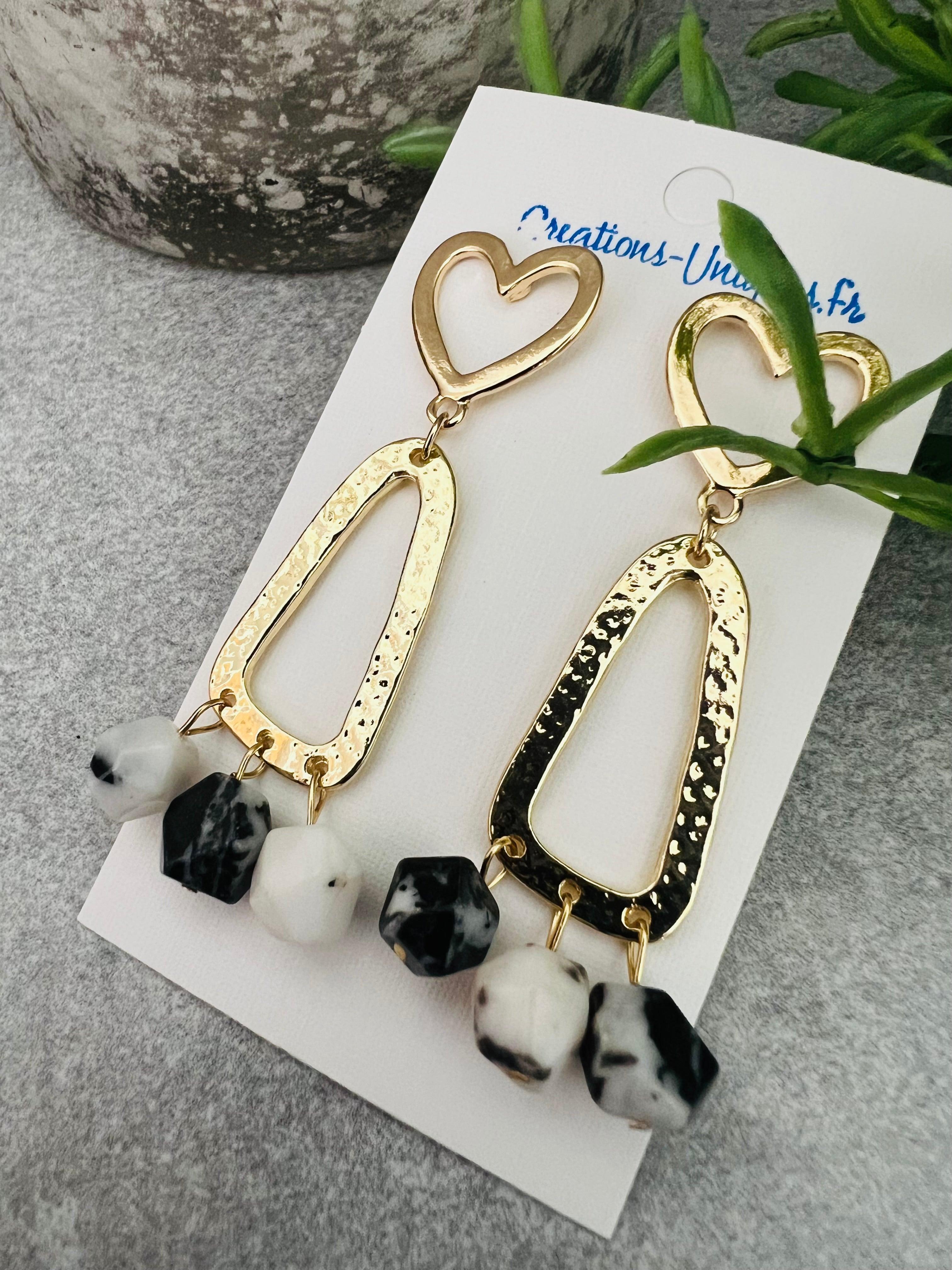 Boucles d’oreilles PATRICIA perles howlite et clous cœurs dorés - Créations Uniques - Créations Uniques