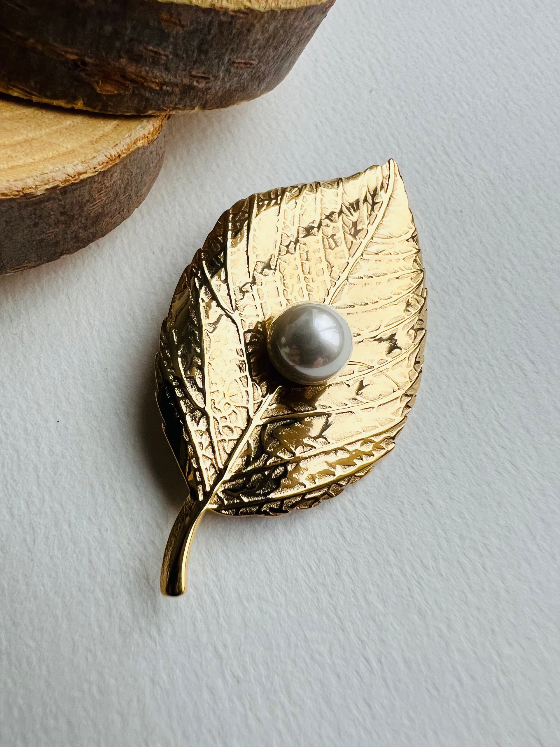 Broche Vintage Plaqué Or à Motifs Feuilles Avec Perle Blanche Centrale - Occasion, Bijou De Décoration